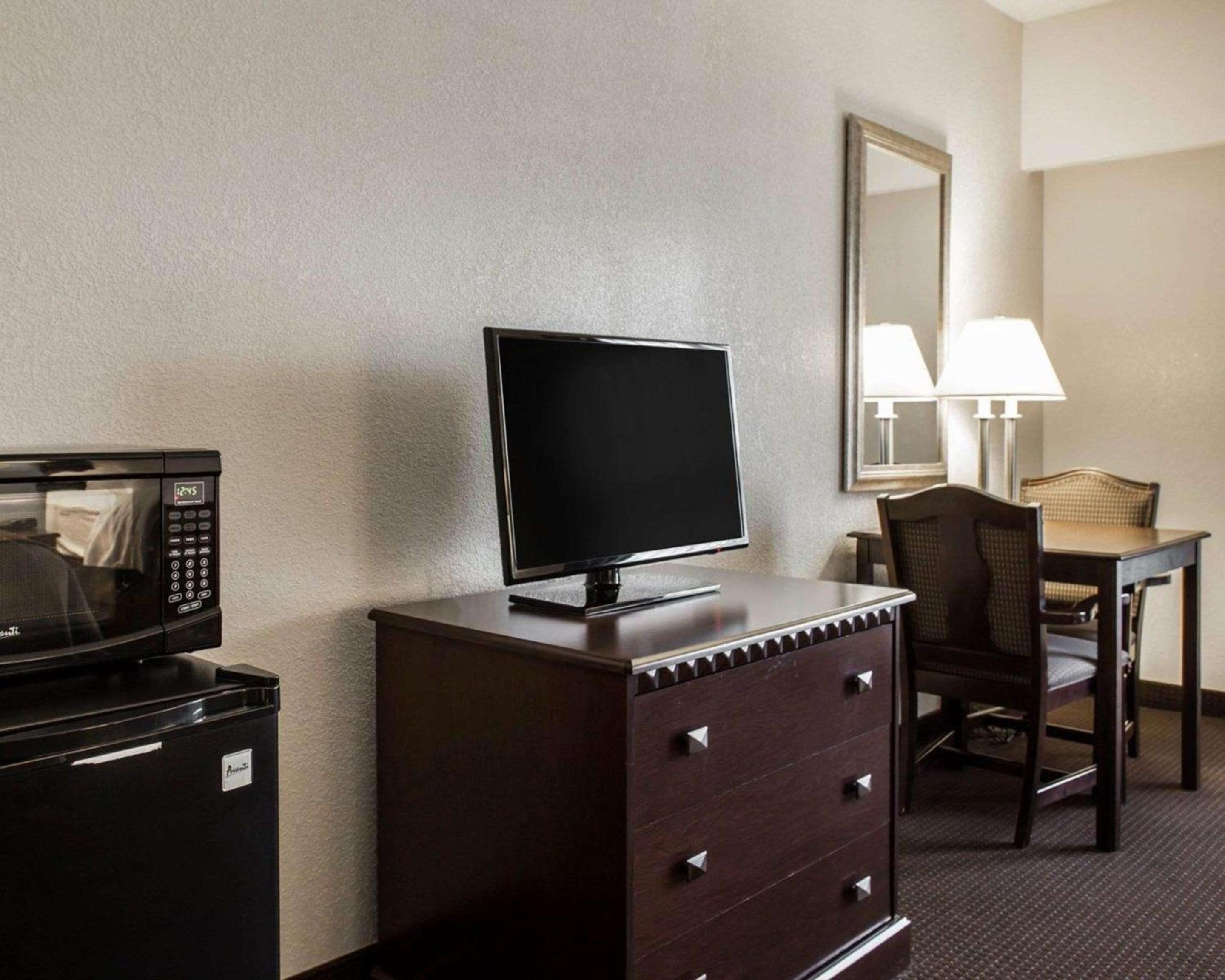 Queen Room with 2 Queen Beds - Disability Access/Non-Smoking - Photo 2