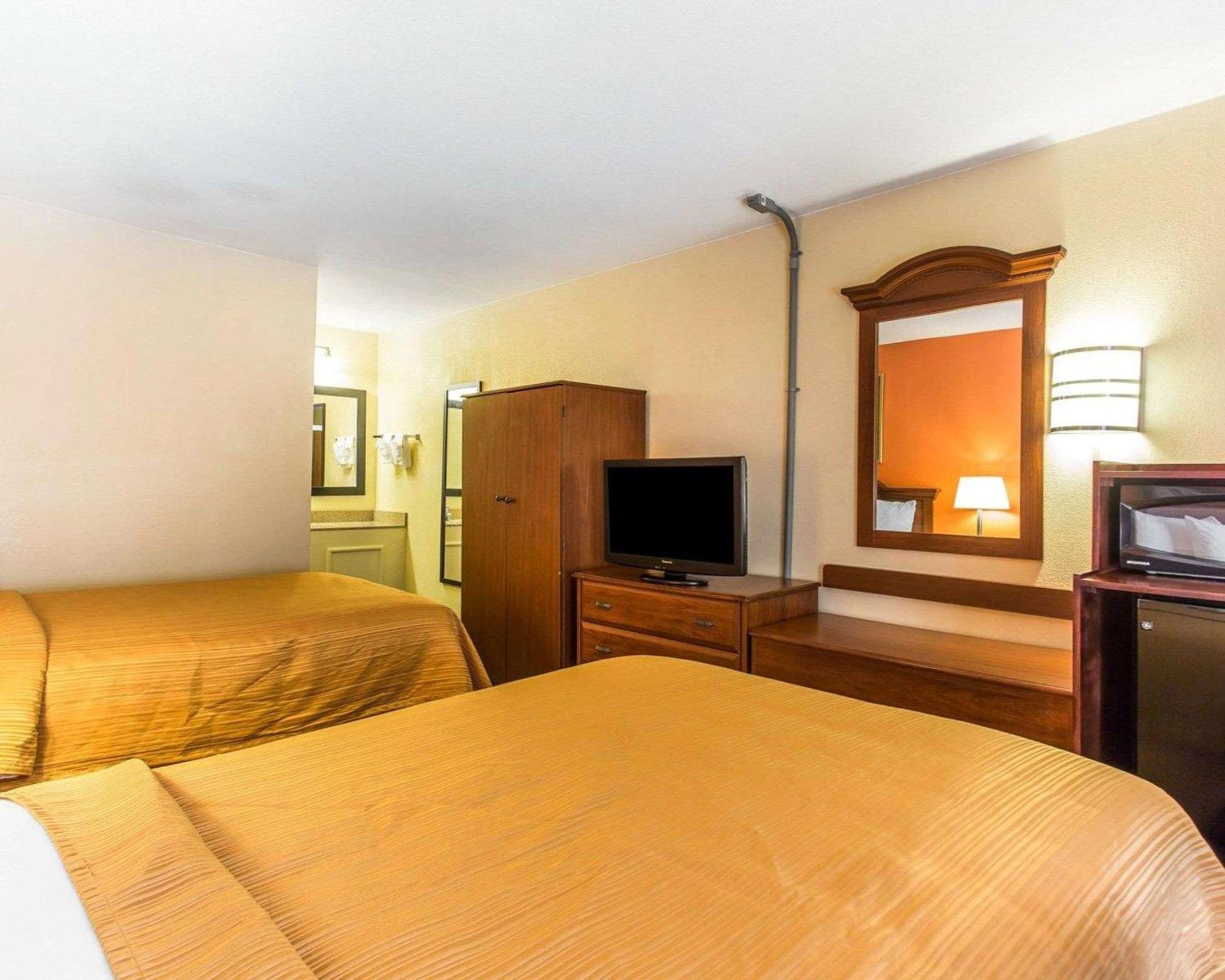 Double Room with Two Double Beds - Smoking - Photo 2