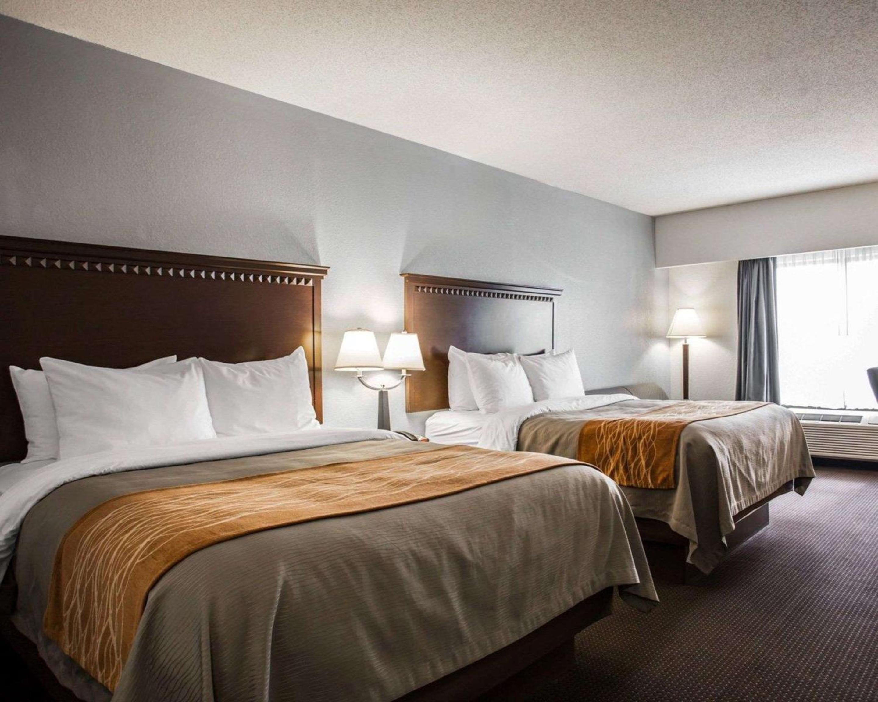 Deluxe Queen Room with Two Queen Beds and Sofa Bed - Non-Smoking - Photo 2