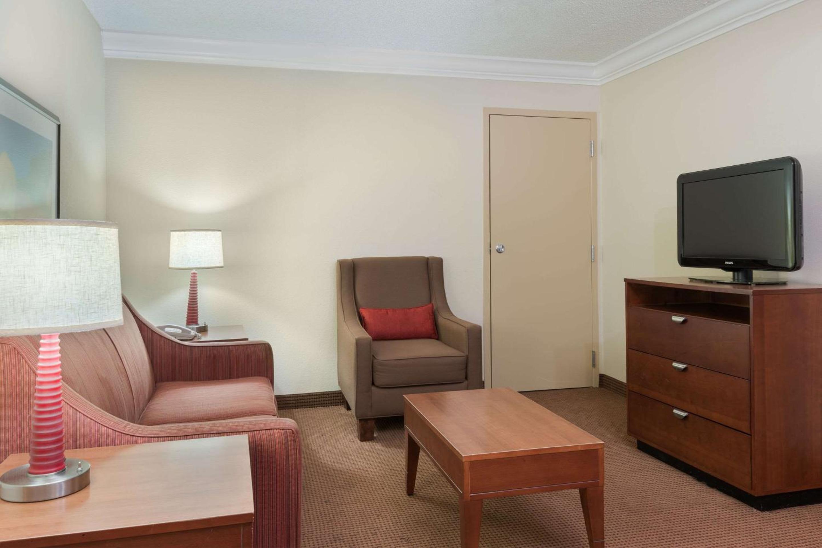 King Suite with Sofa Bed - Non-Smoking - Photo 4