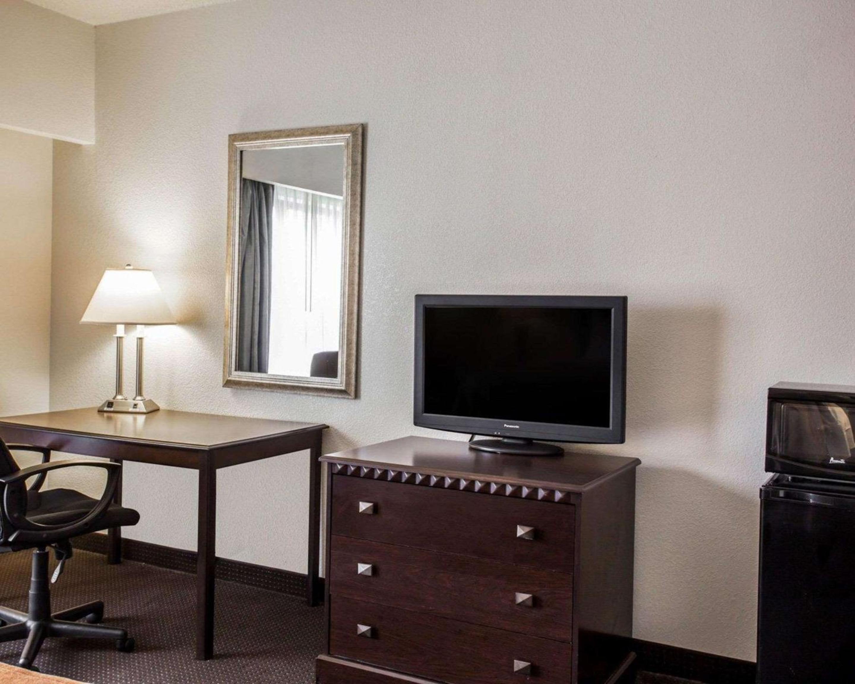 King Room - Non-Smoking - Photo 3