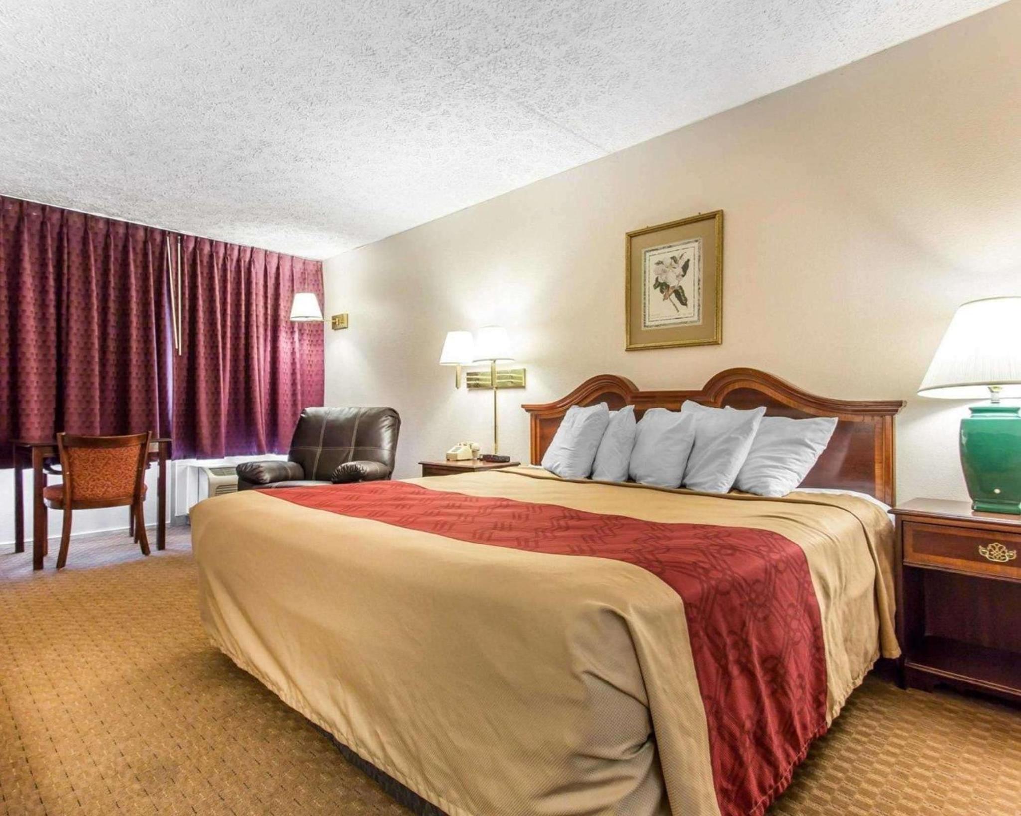 King Room - Non-Smoking - Photo 2