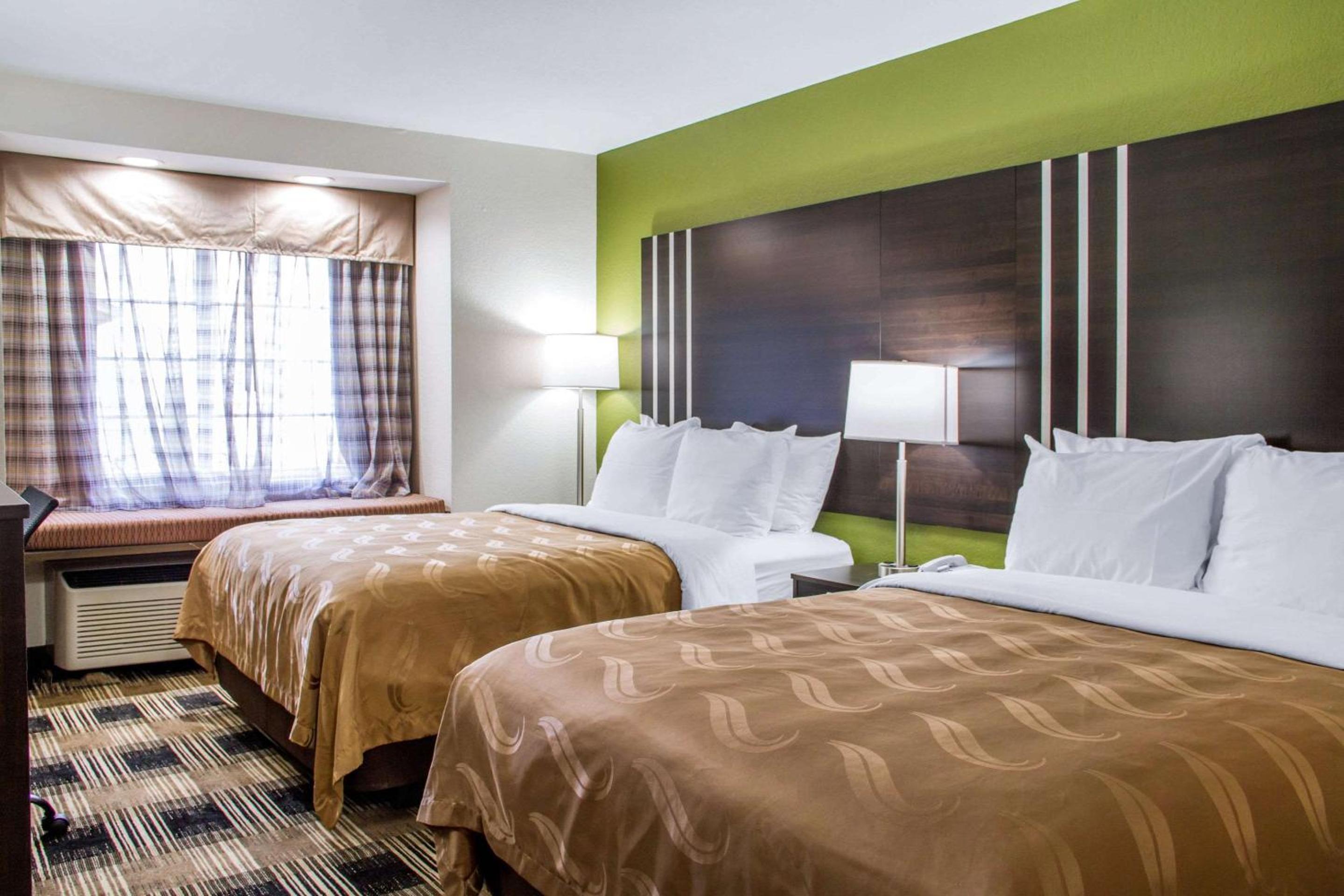 Queen Room with Two Queen Beds - Non-Smoking - Photo 3