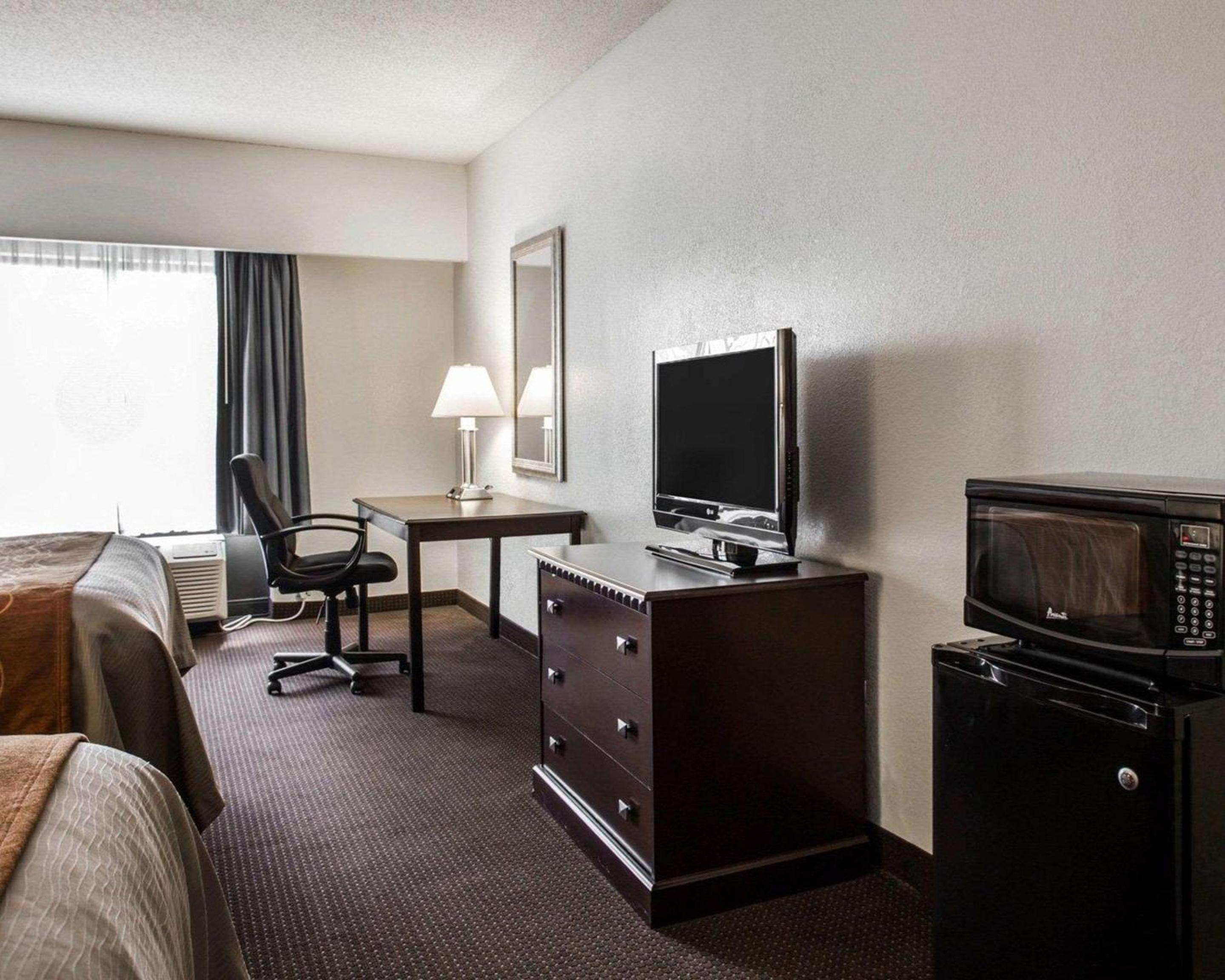 Deluxe Queen Room with Two Queen Beds and Sofa Bed - Non-Smoking - Photo 3
