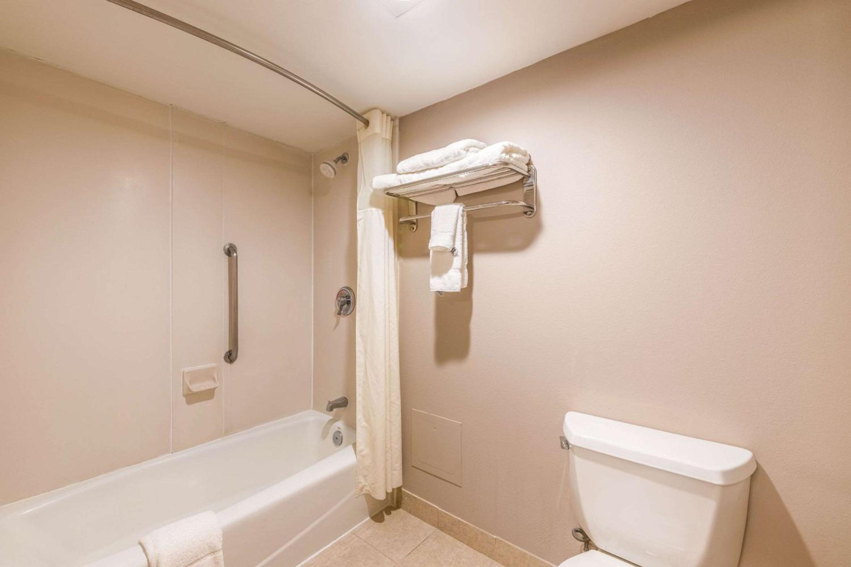 King Room - Non-Smoking - Photo 3