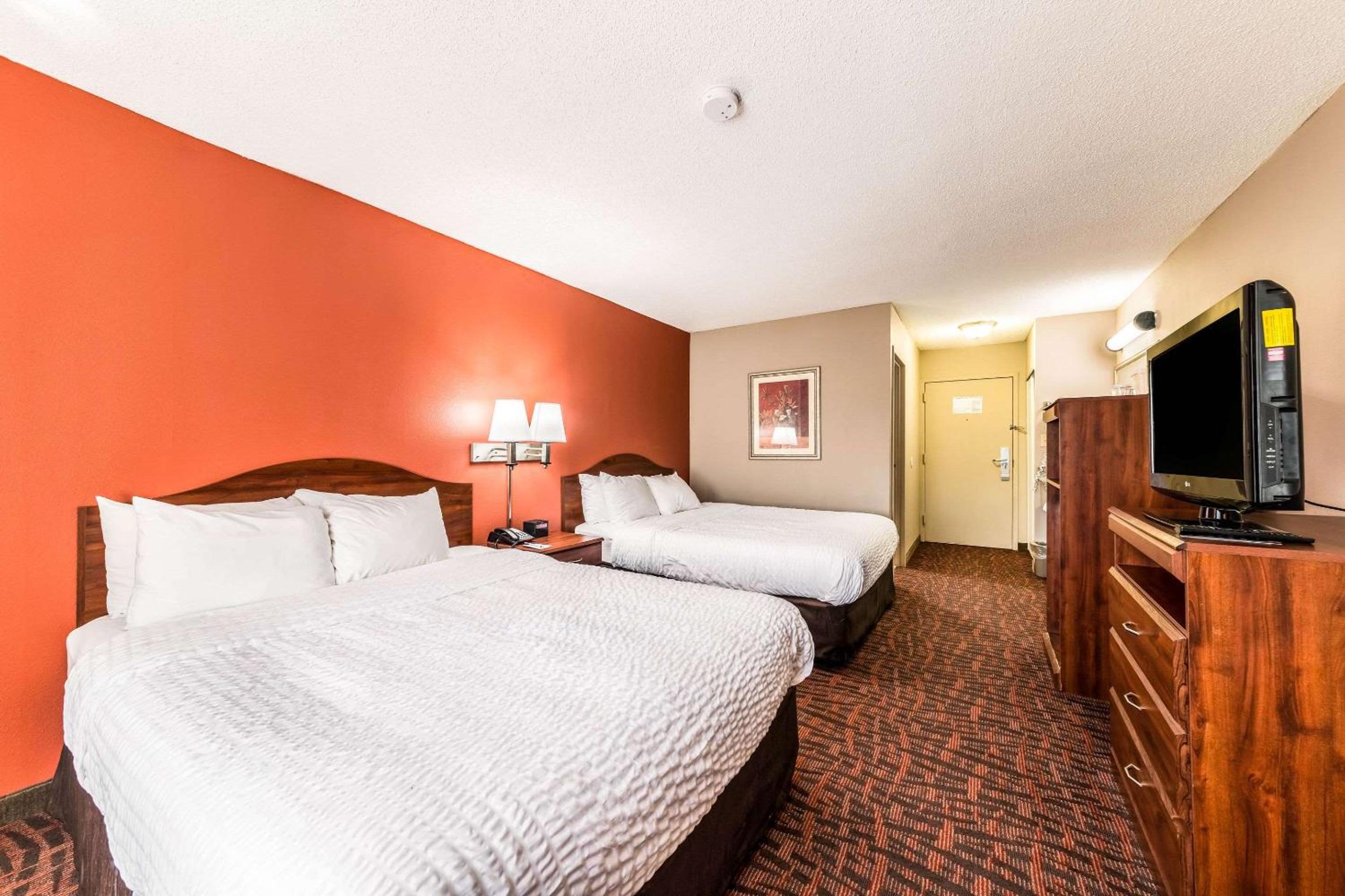 Queen Room with Two Queen Beds - Non-Smoking - Photo 3