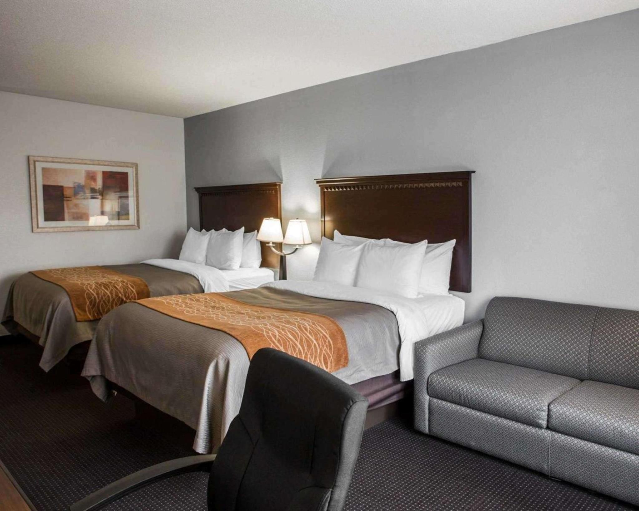 Deluxe Queen Room with Two Queen Beds and Sofa Bed - Non-Smoking - Photo 6