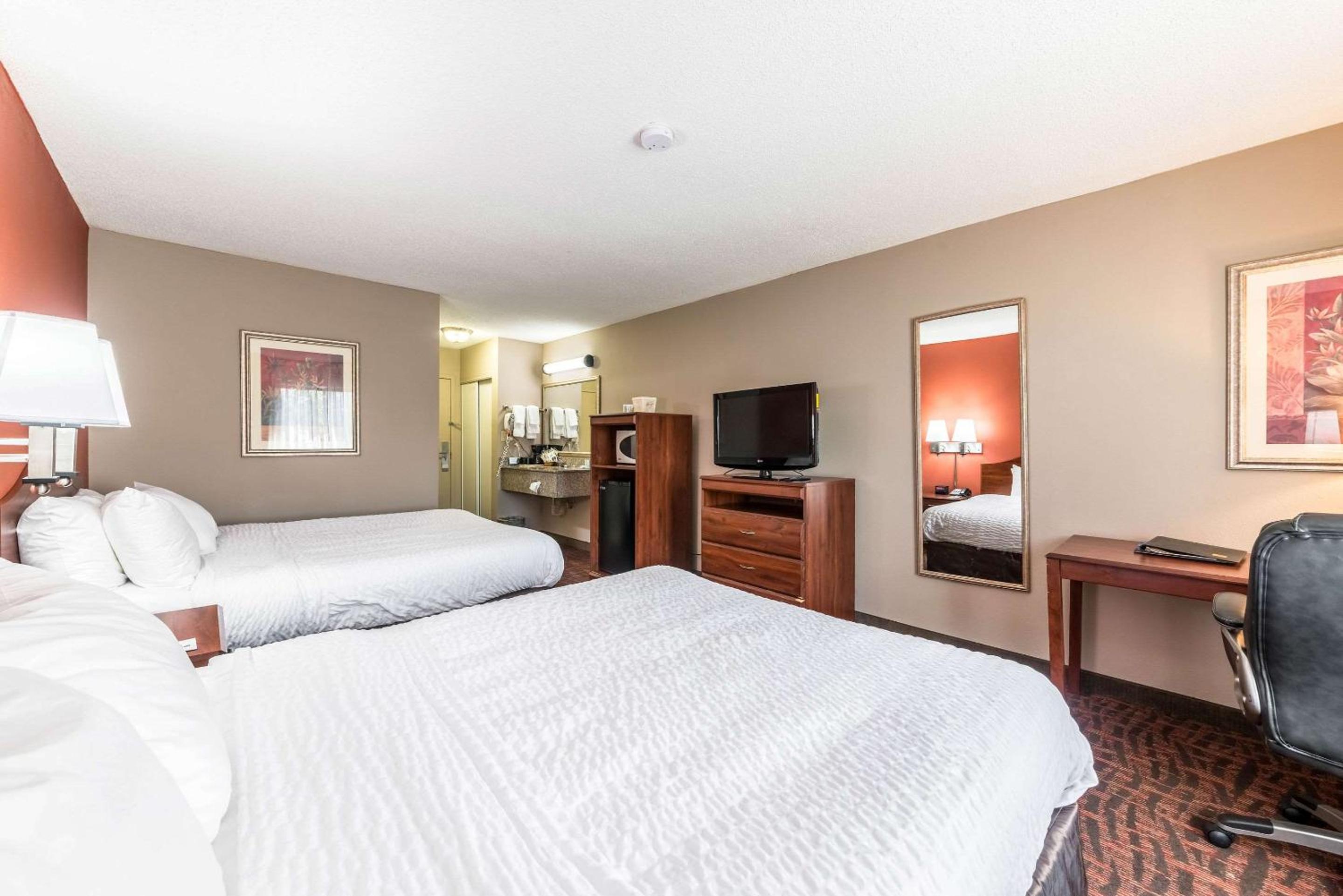 Queen Room with Two Queen Beds - Non-Smoking - Photo 4