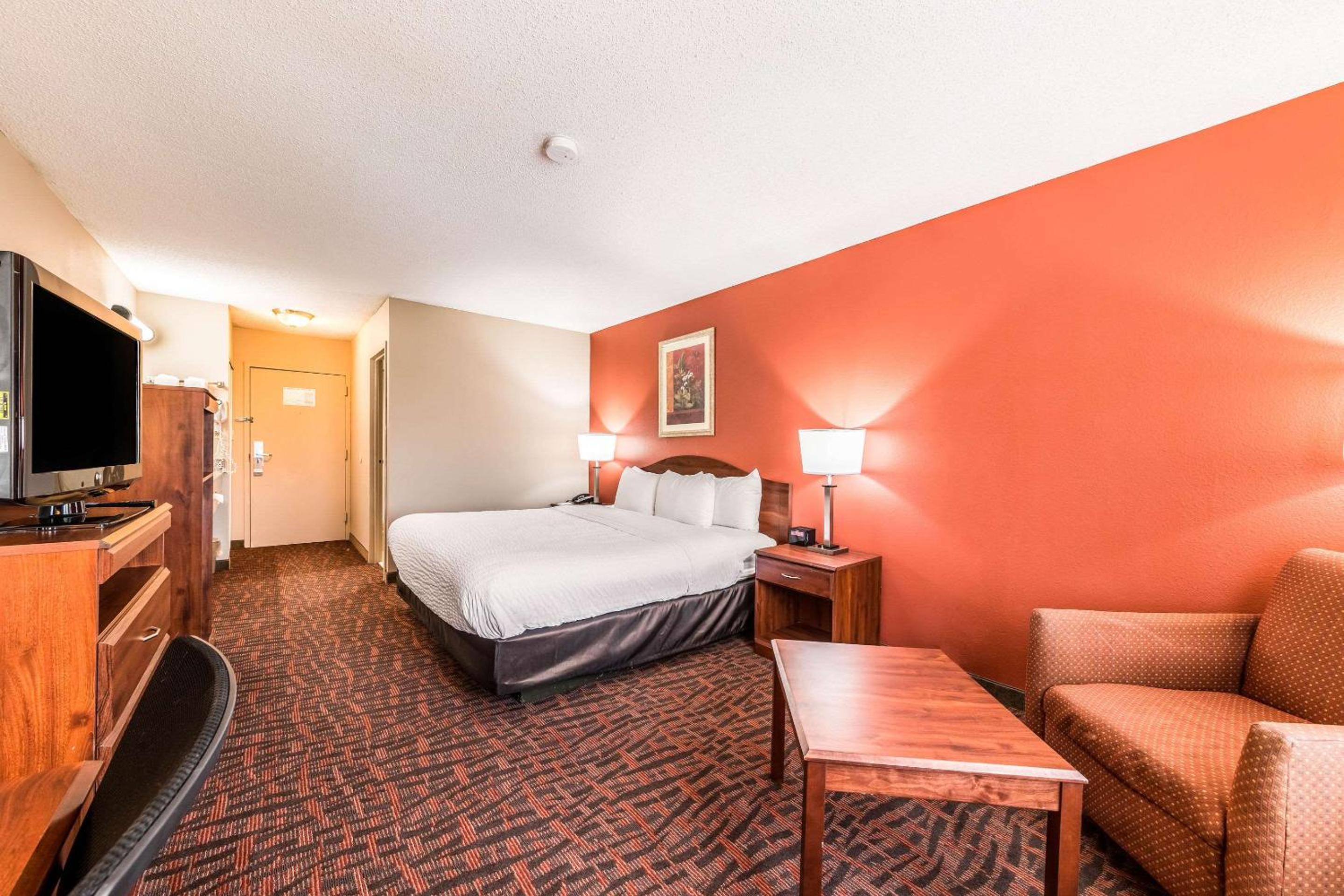 King Room - Non-Smoking - Photo 6