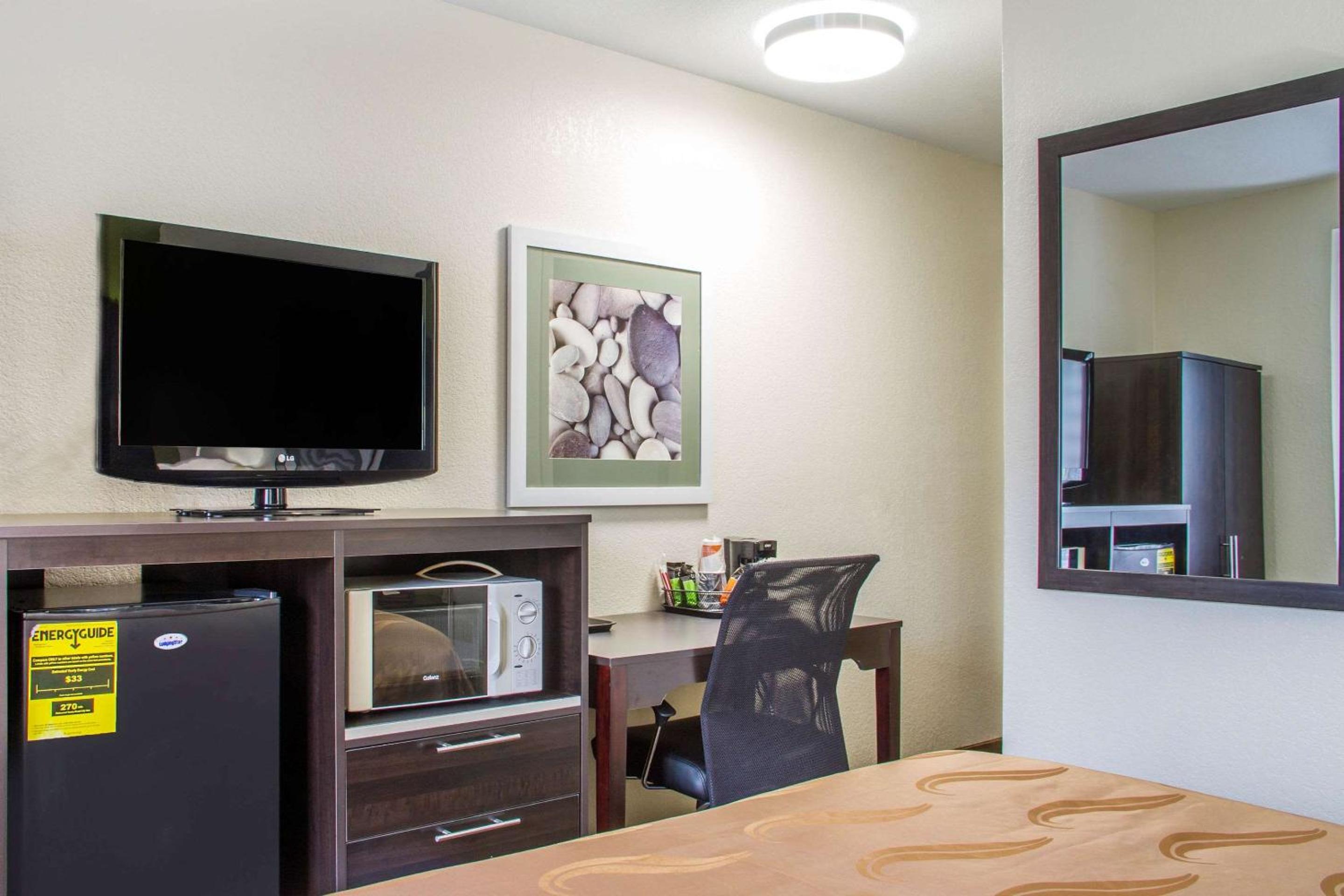 Queen Room with Two Queen Beds - Accessible/Non-Smoking  - Photo 2