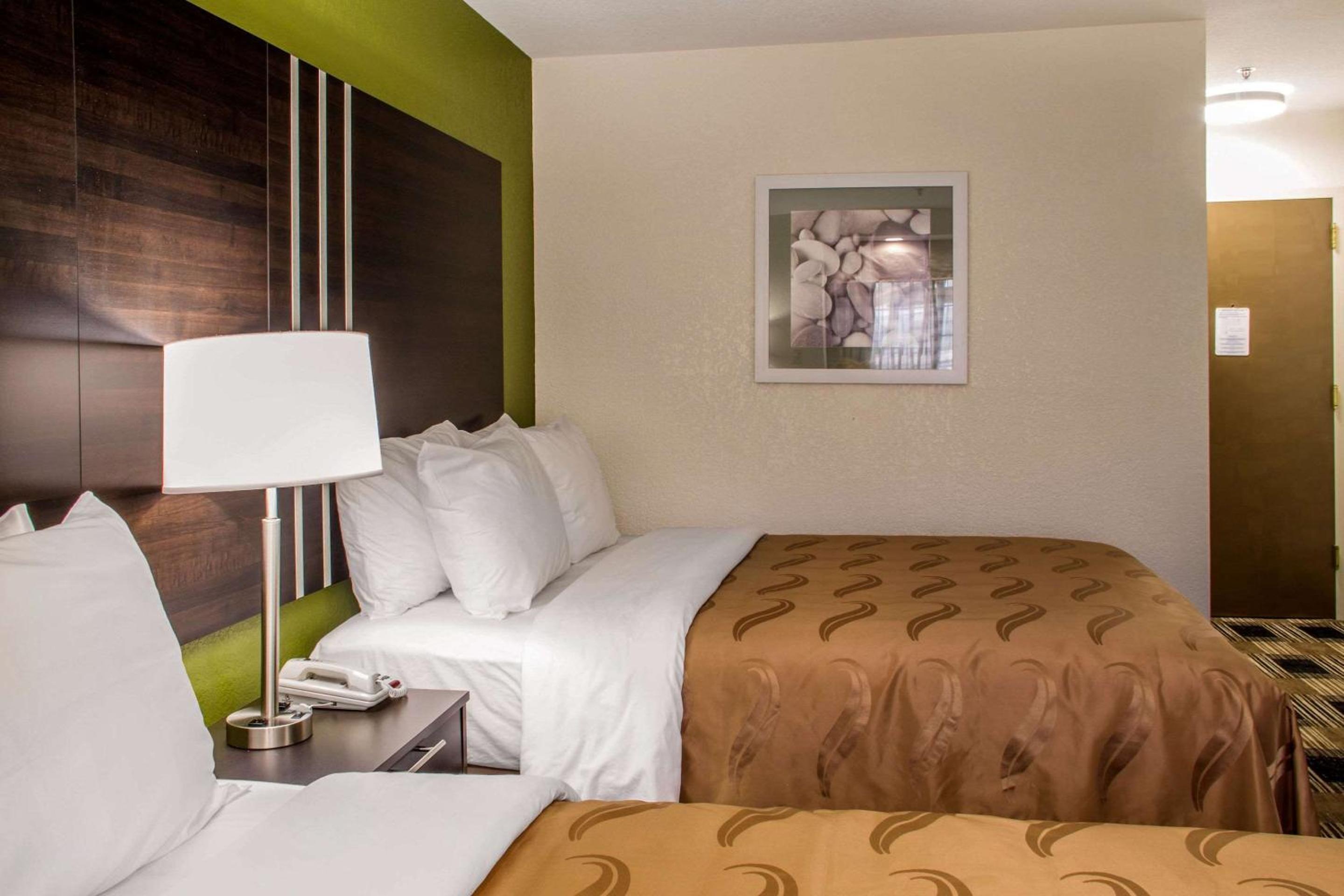 Queen Room with Two Queen Beds - Non-Smoking - Photo 2