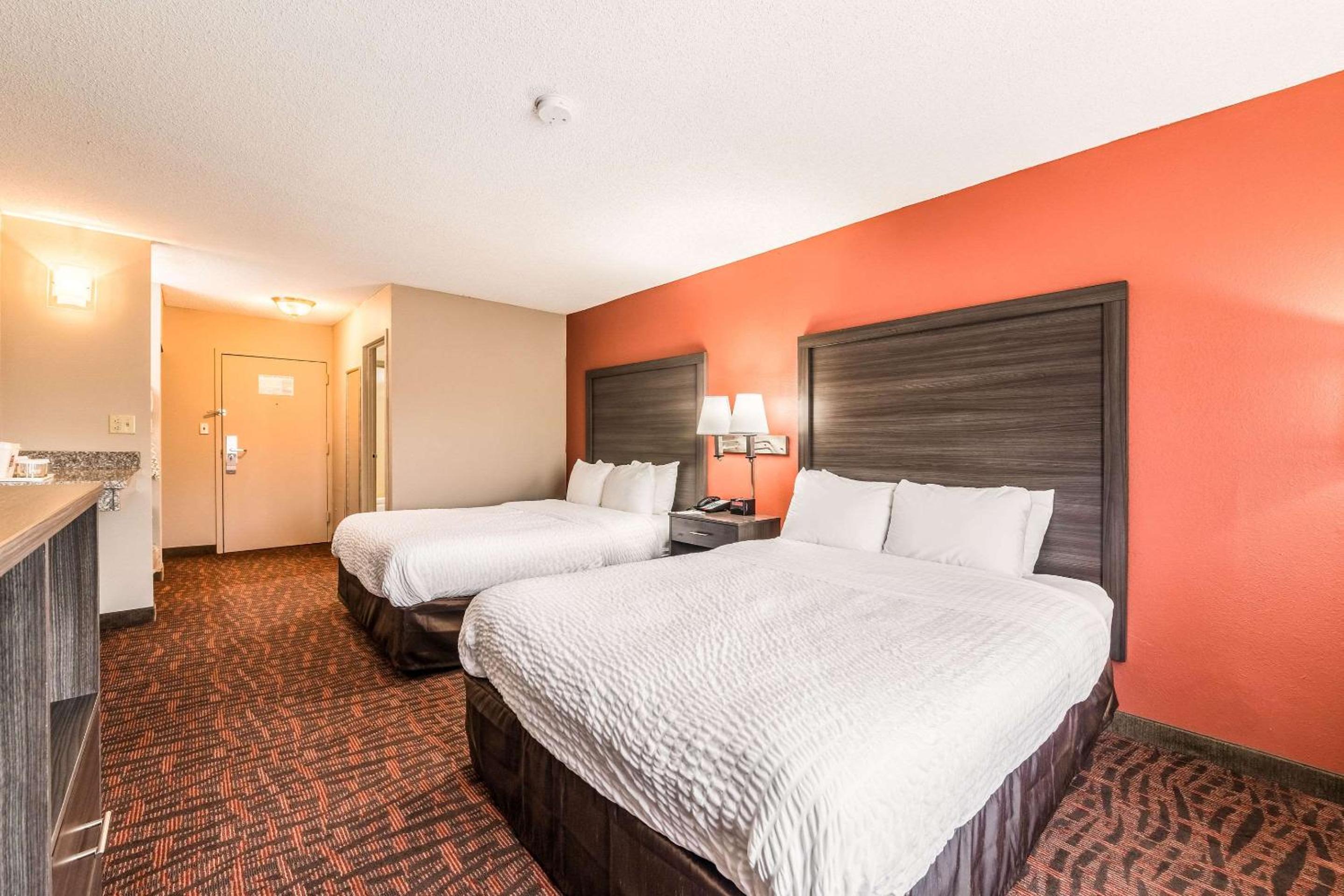 Queen Room with Two Queen Beds - Non-Smoking - Photo 6