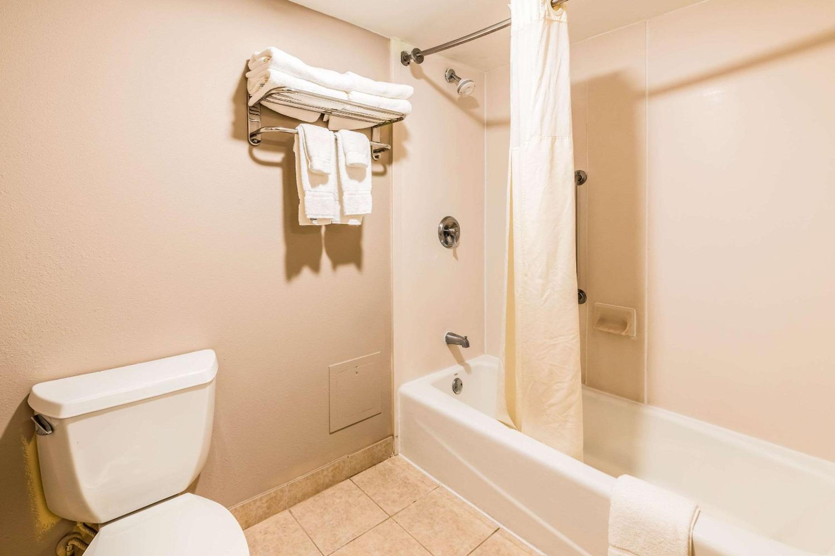 King Room - Non-Smoking - Photo 2