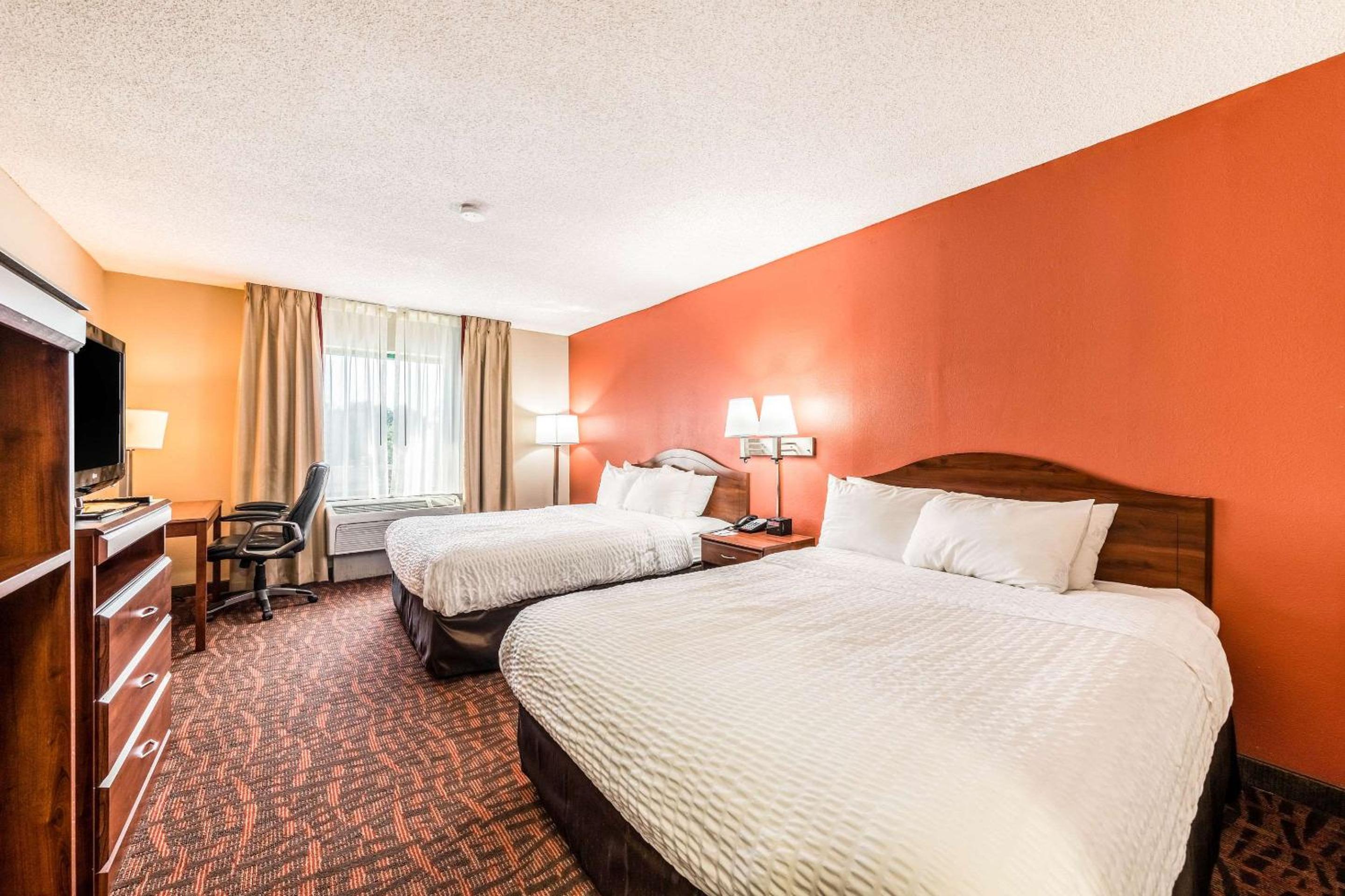 Queen Room with Two Queen Beds - Non-Smoking - Photo 2
