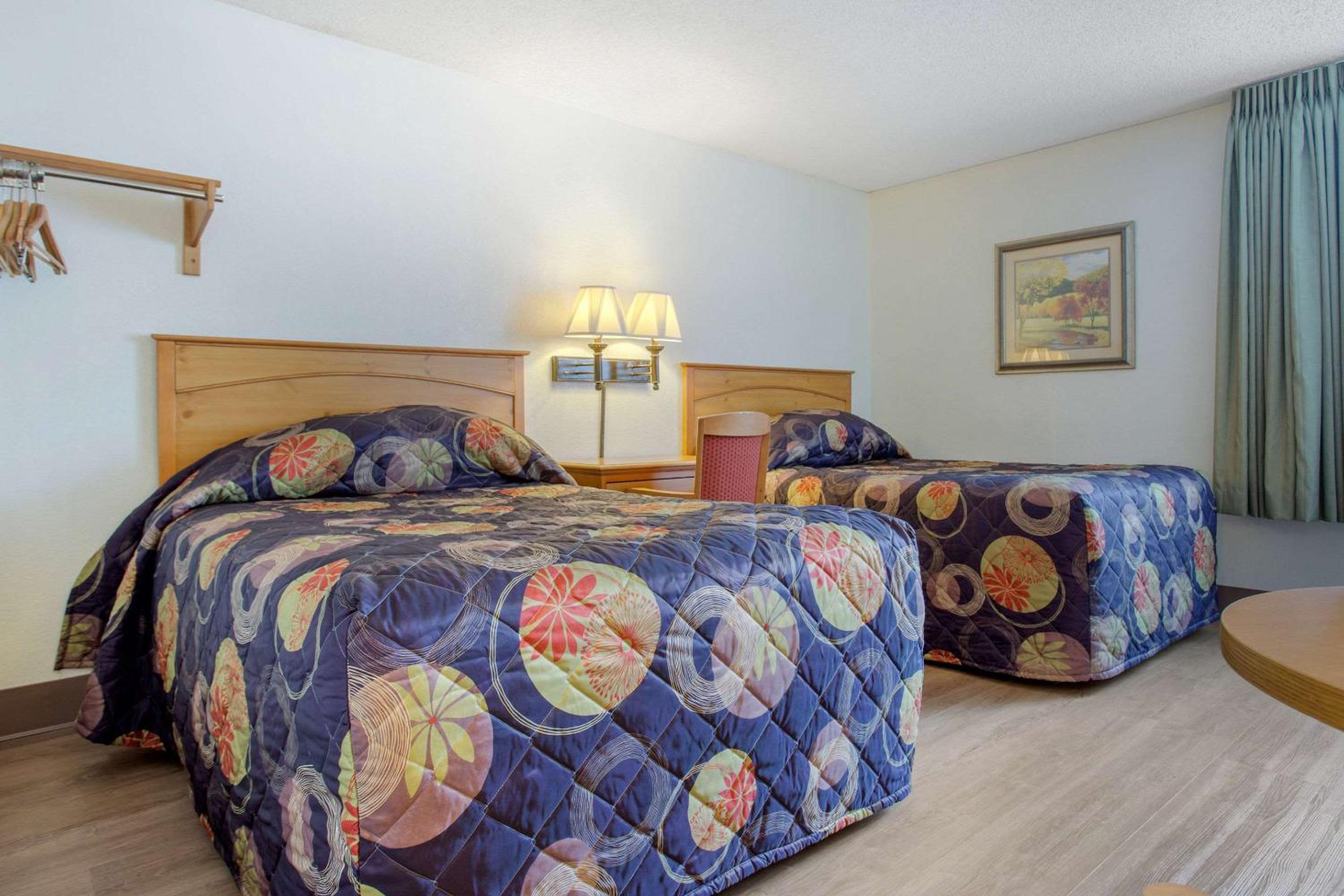 Double Room with Two Double Beds - Non-Smoking - Photo 9