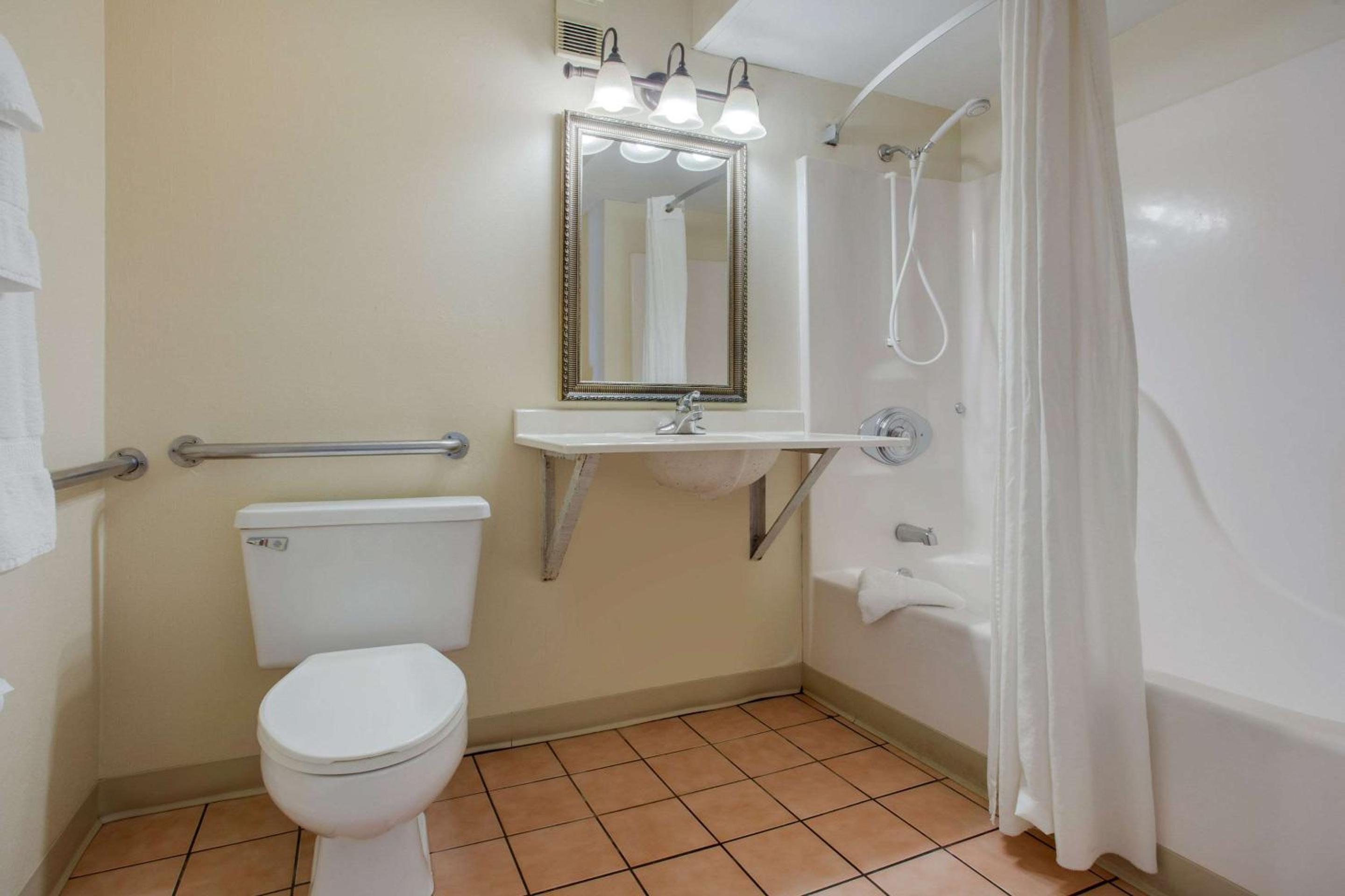 Queen Room - Accessible/Nonsmoking - Photo 7