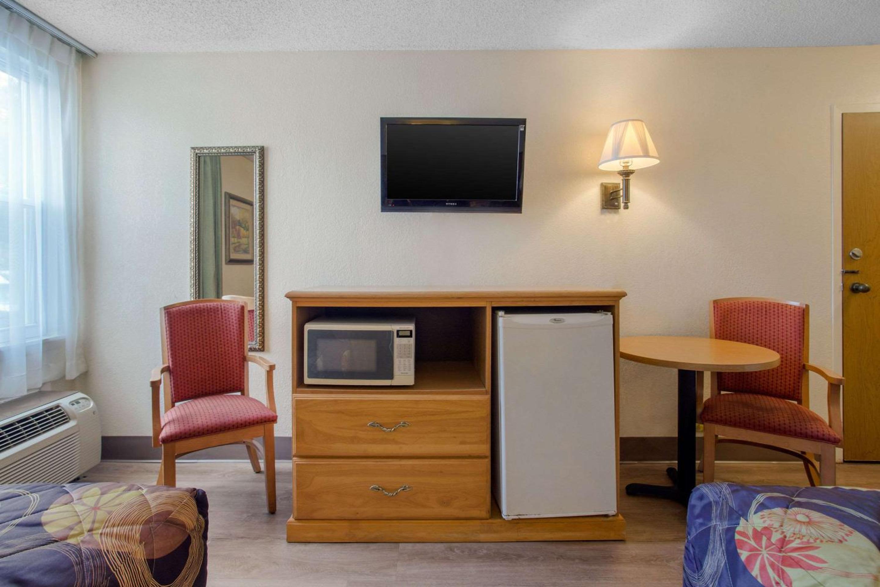 Double Room with Two Double Beds - Non-Smoking - Photo 4