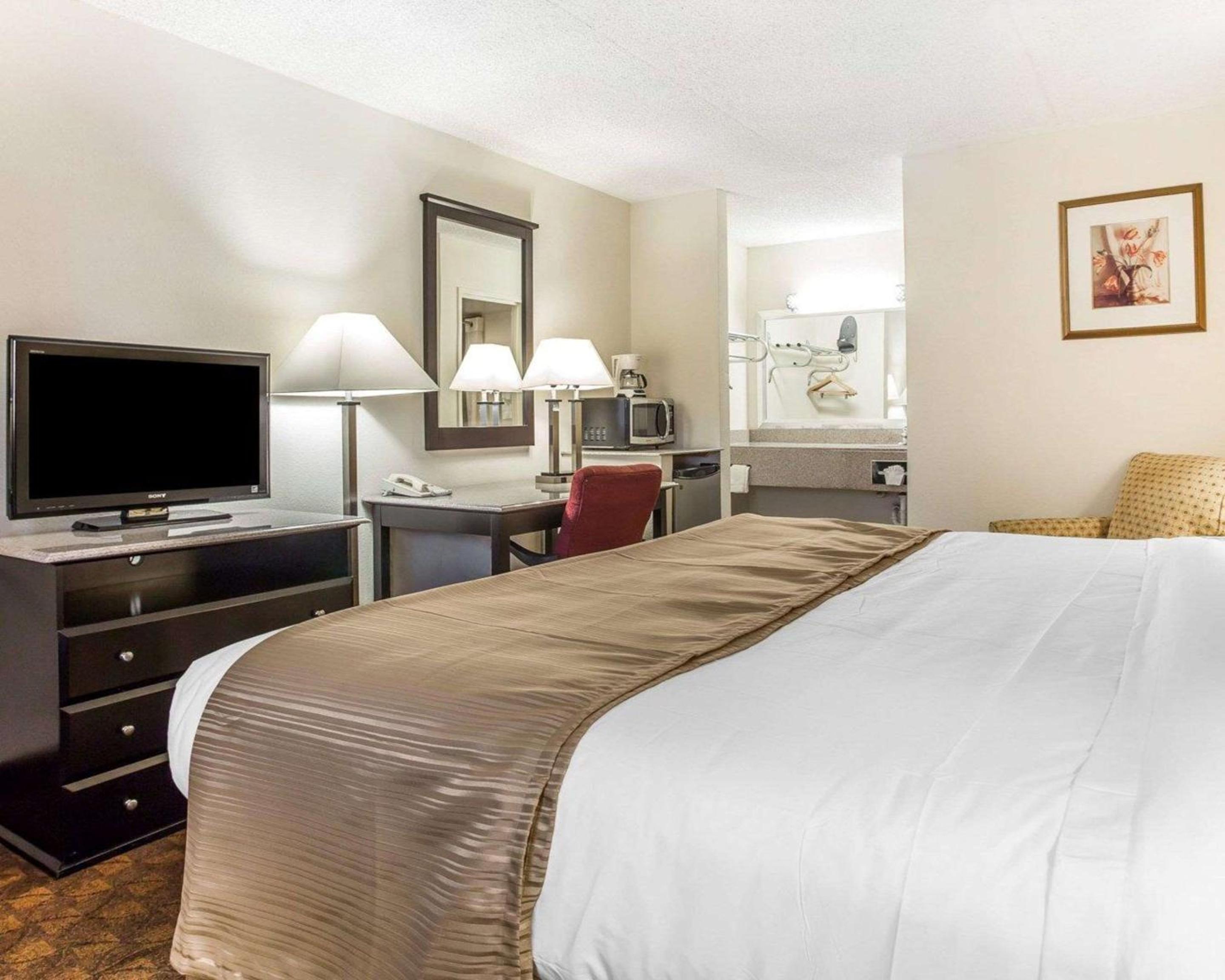 King Room - Non-Smoking photo 2