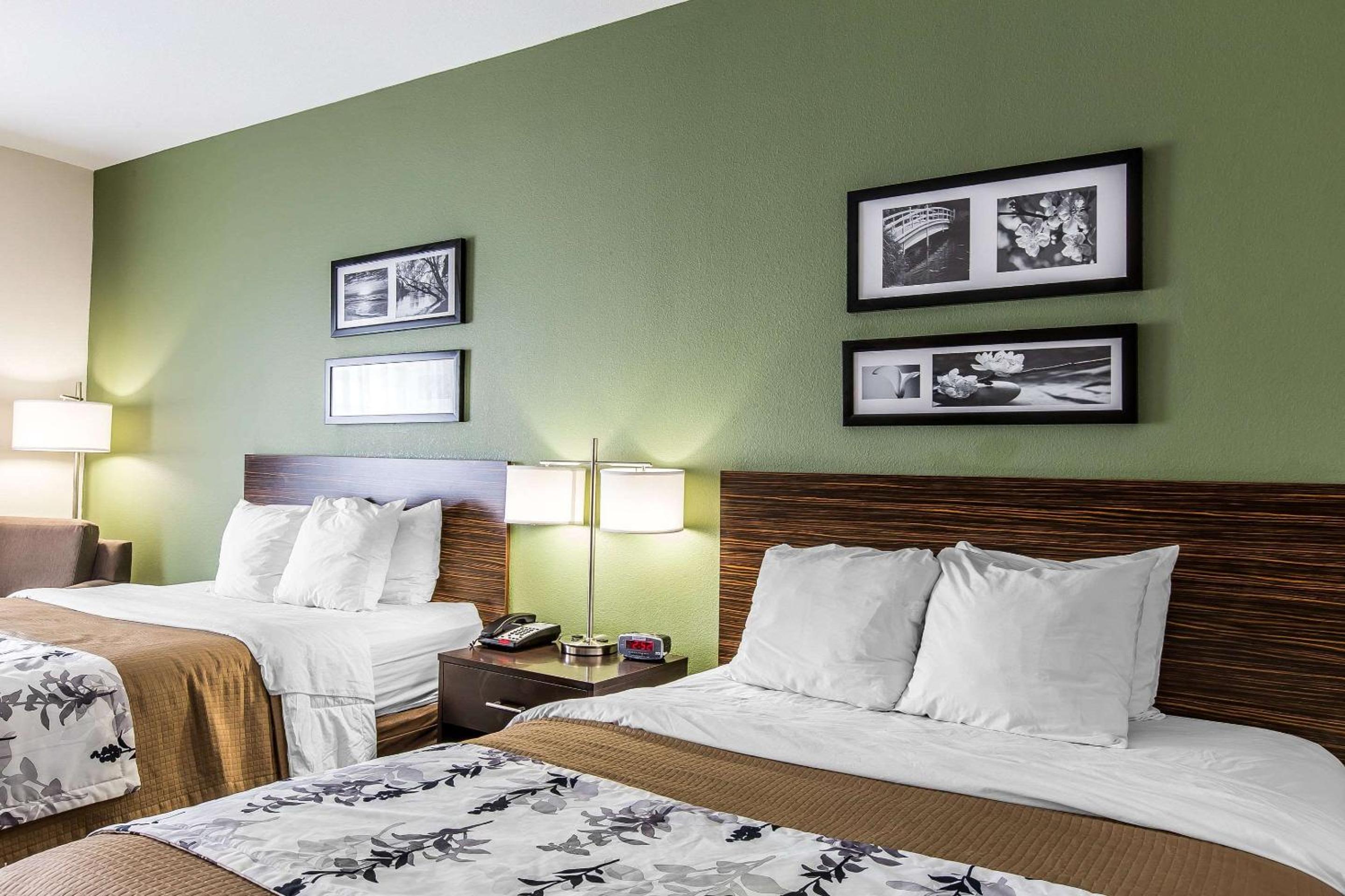 Queen Room with Two Queen Beds - Non-Smoking - Photo 1