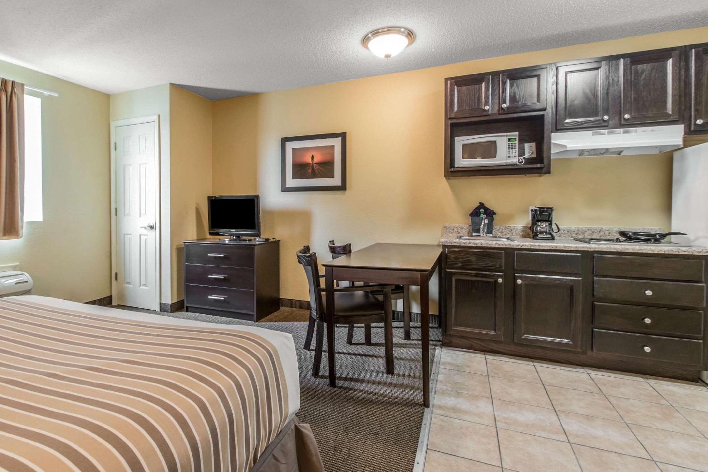 Queen Suite - Non-Smoking - Photo 3