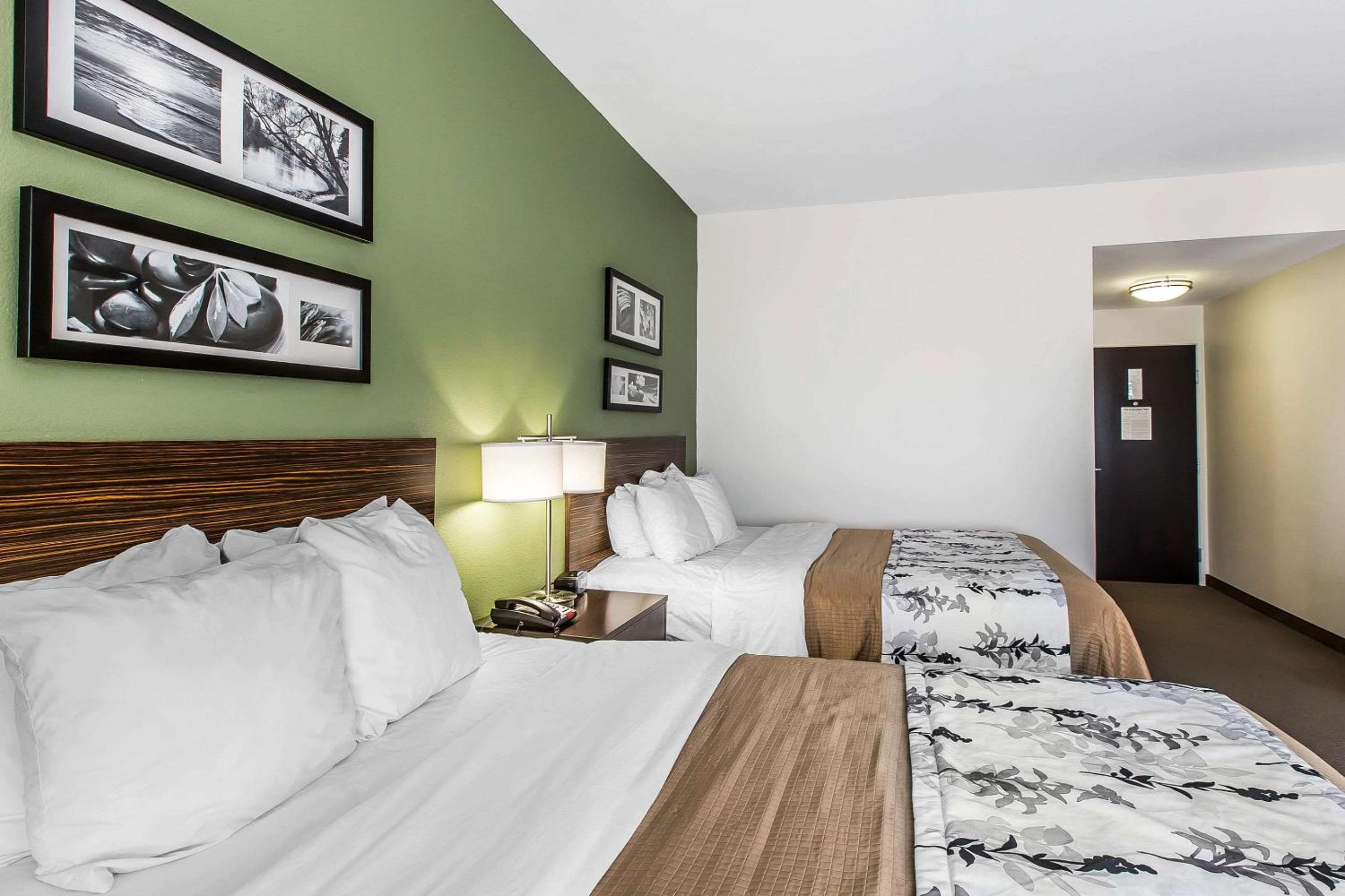 Queen Room with Two Queen Beds - Non-Smoking - Photo 5