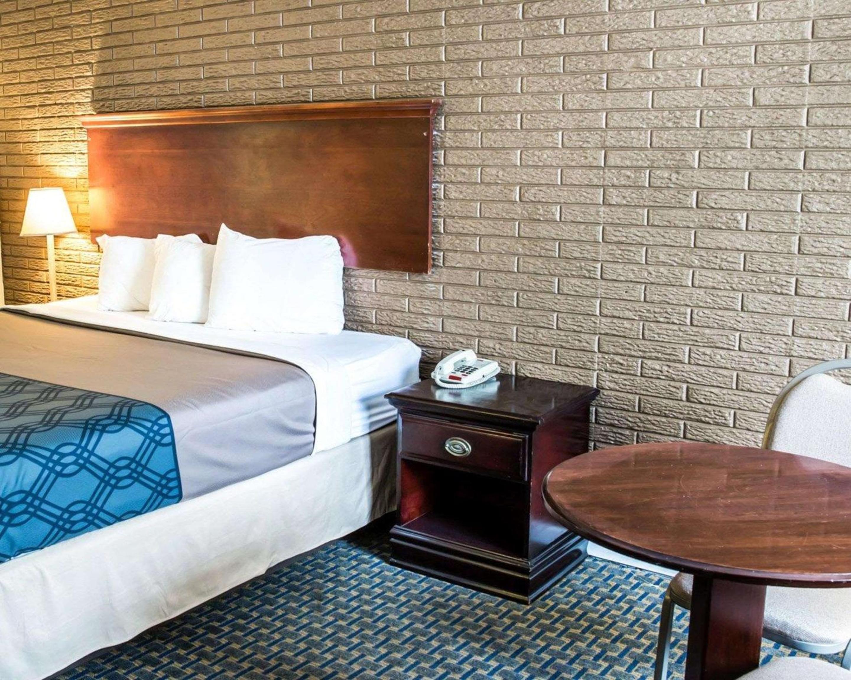 Standard King Room - Non-Smoking  - Photo 1