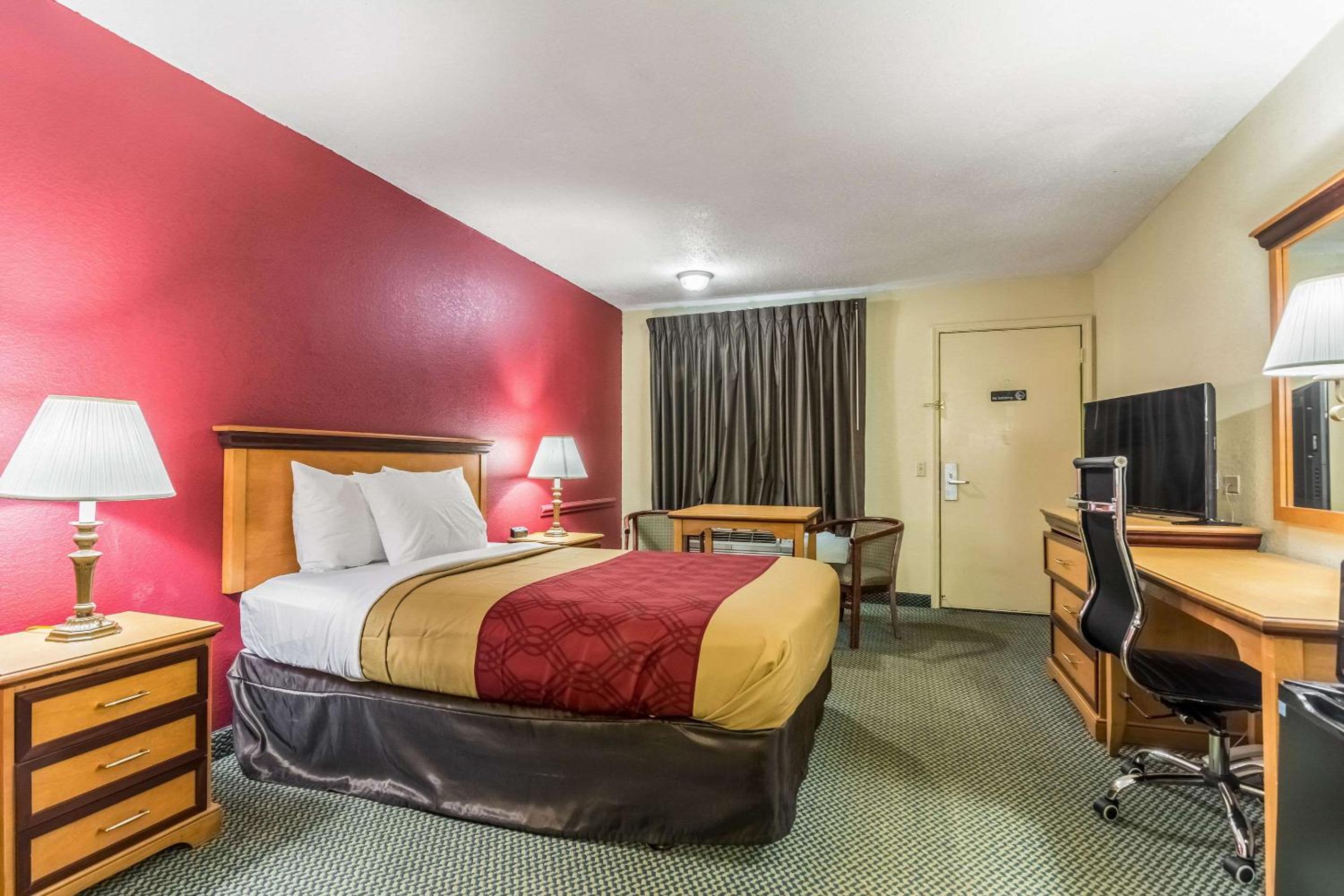 Double Room with Two Double Beds - Smoking - Photo 1