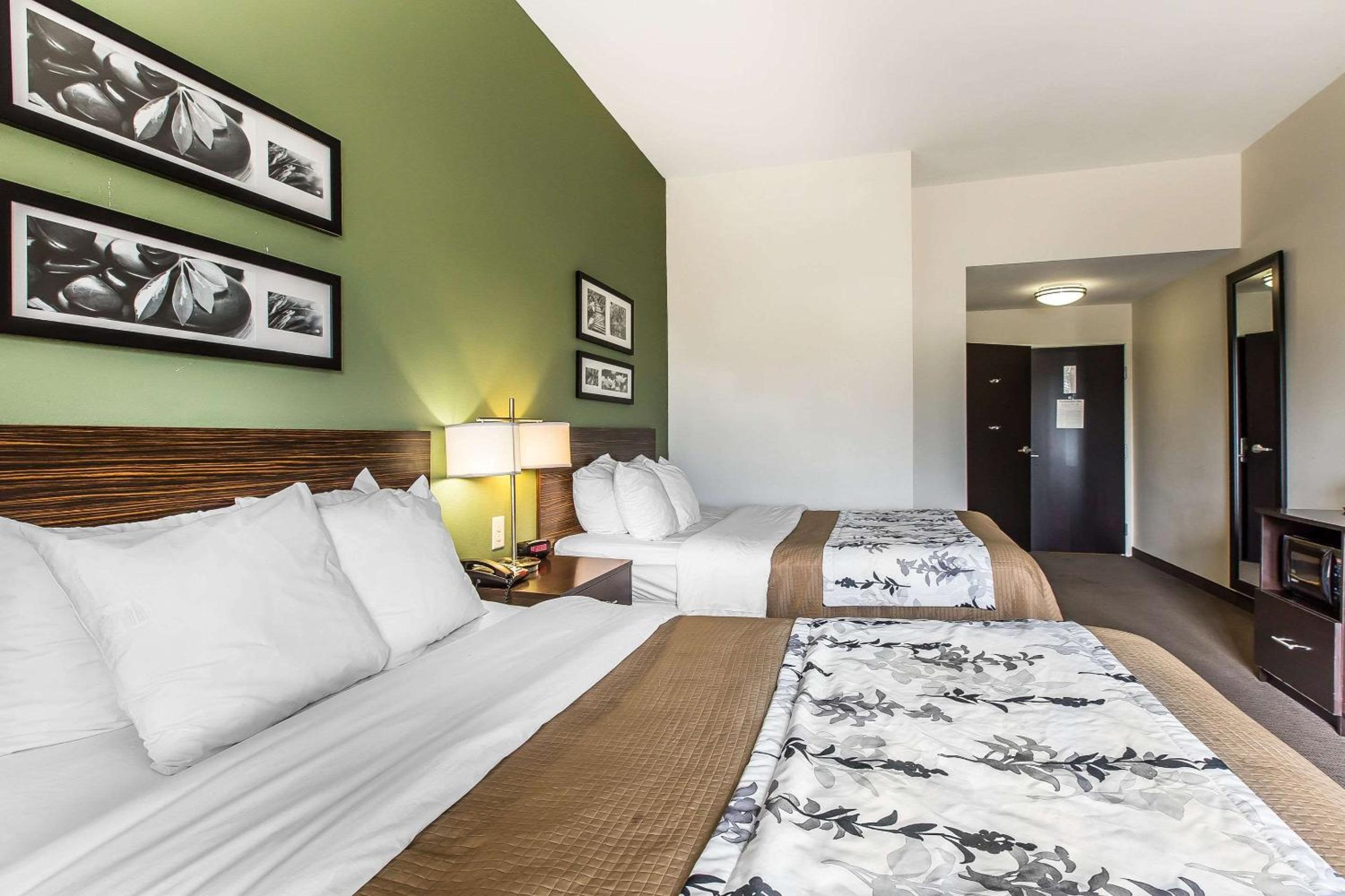 Queen Room with Two Queen Beds - Non-Smoking - Photo 4