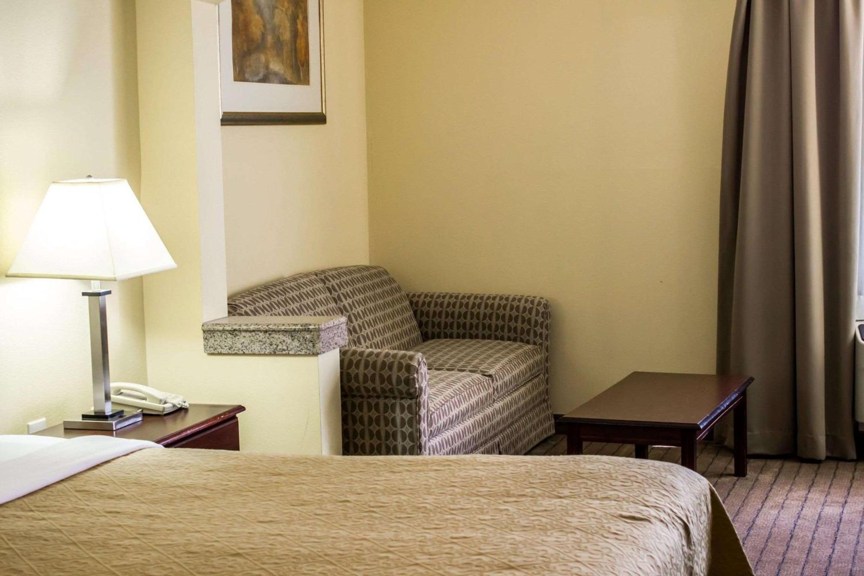 King Room with Sofa Bed - Non-Smoking - Photo 3