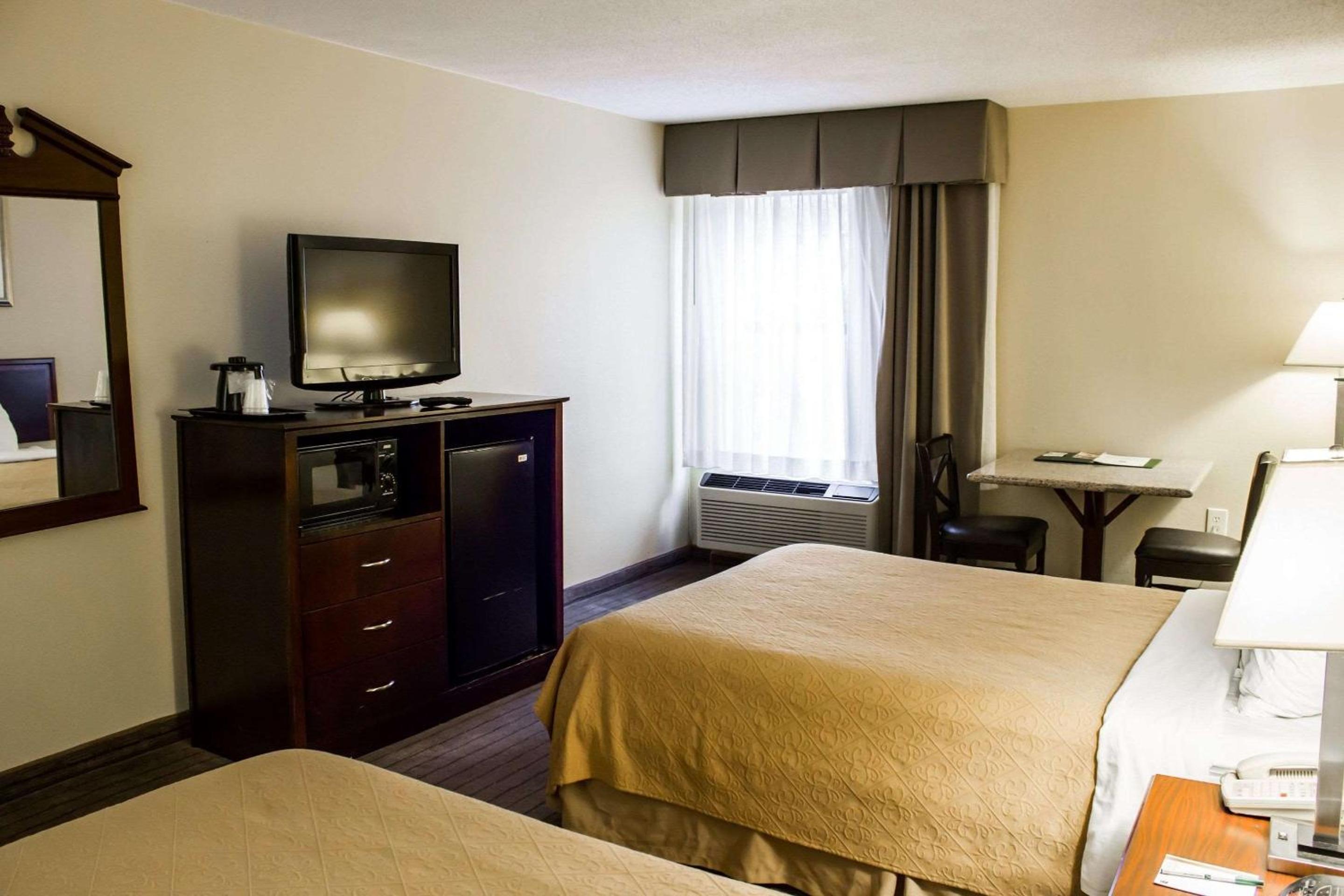 Double Room with Two Double Beds - Non-Smoking - Photo 3