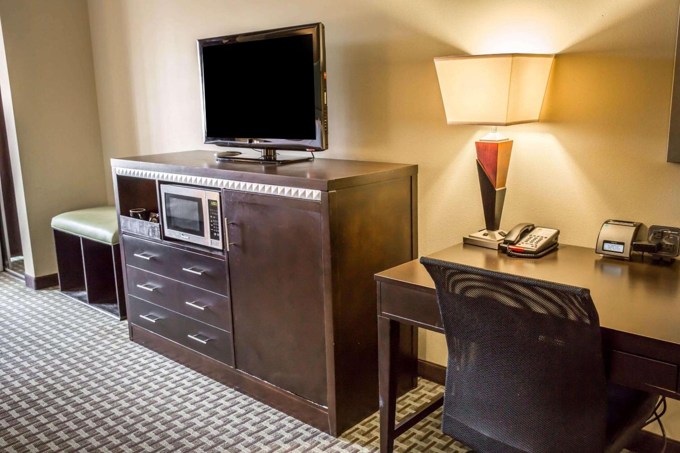 King Suite - Non-Smoking - Photo 4