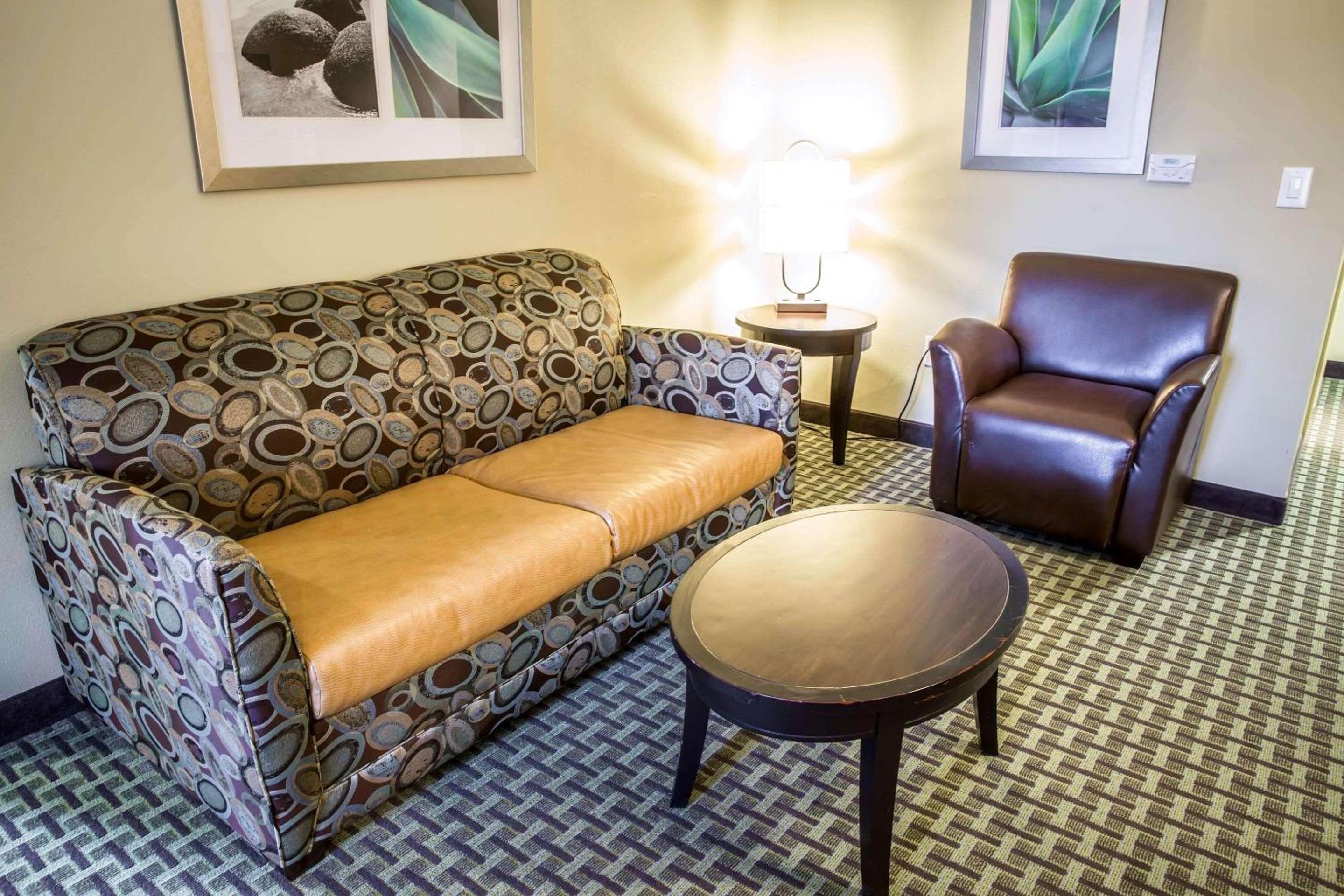 King Suite with Spa Bath - Non-Smoking - Photo 1
