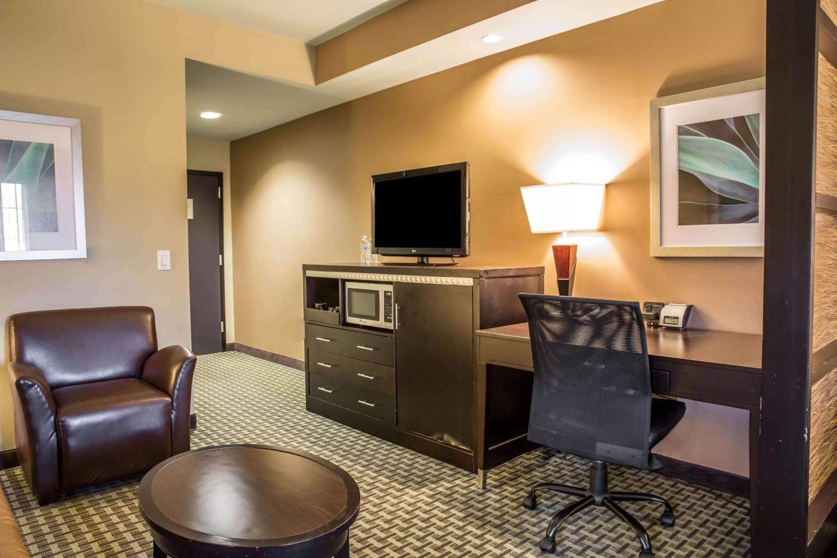 King Suite with Sofa Bed - Non-Smoking - Photo 3