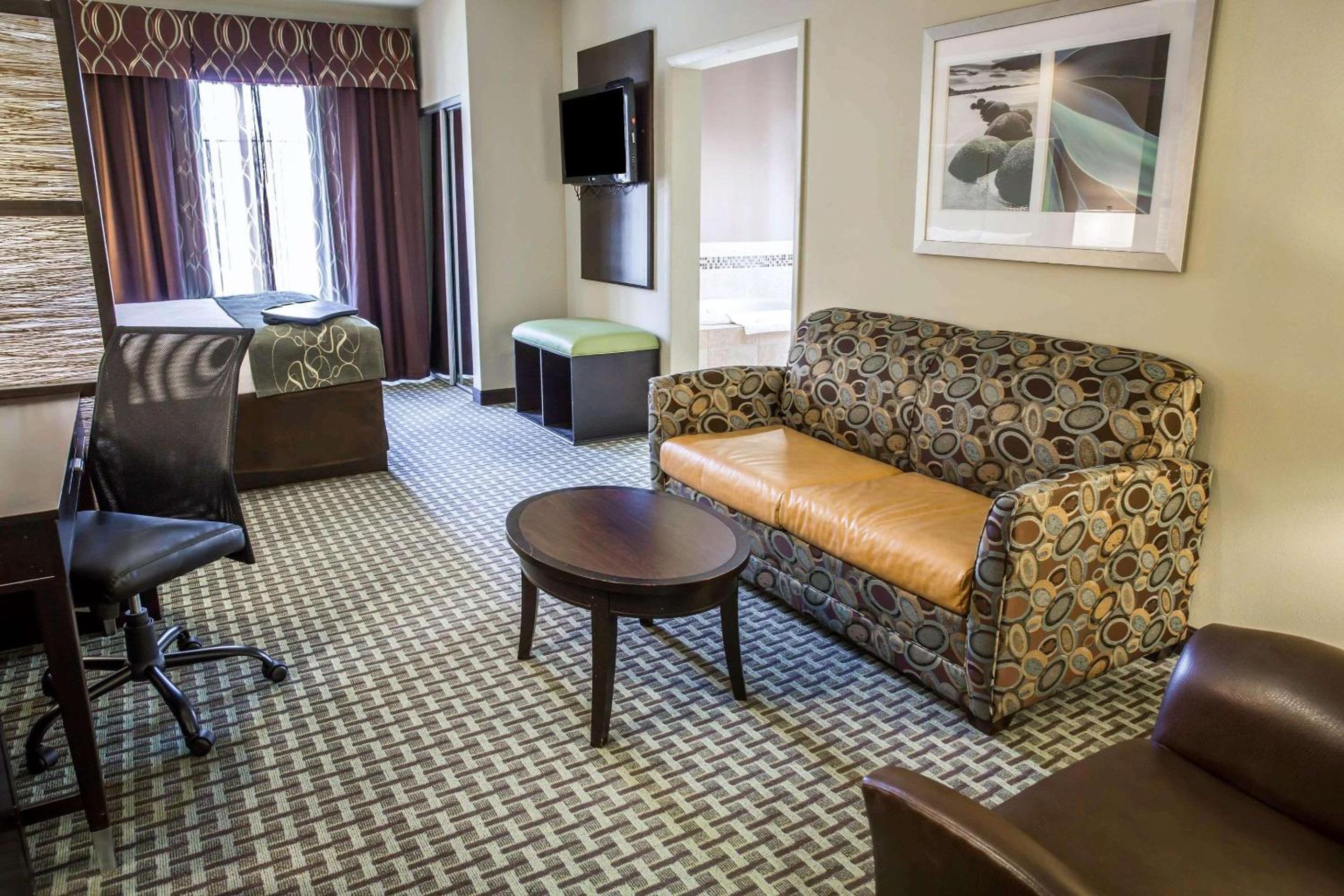King Suite with Spa Bath - Non-Smoking - Photo 3