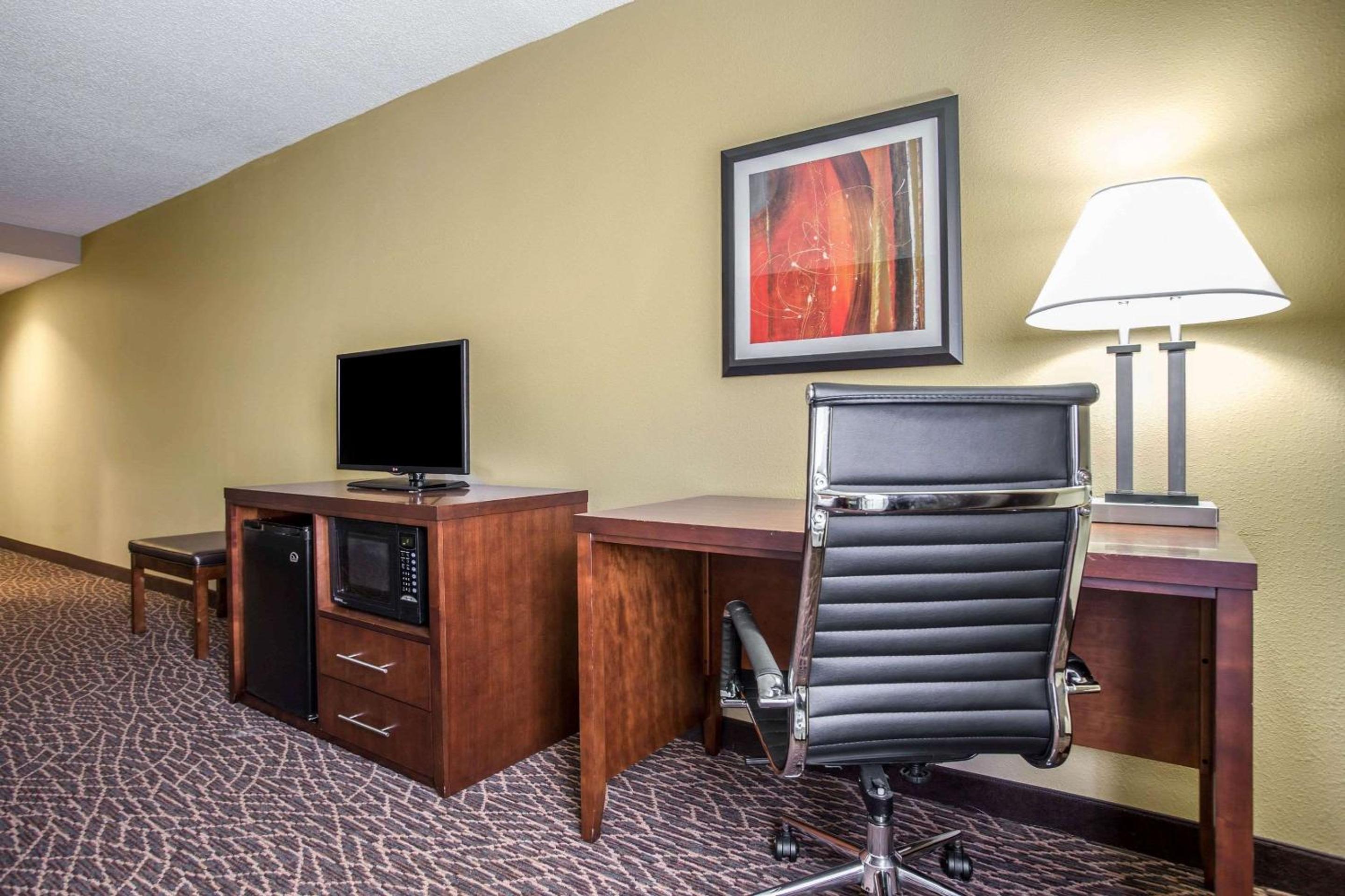 Queen Room With Two Queen Beds - Accessible/Non-Smoking  photo 2