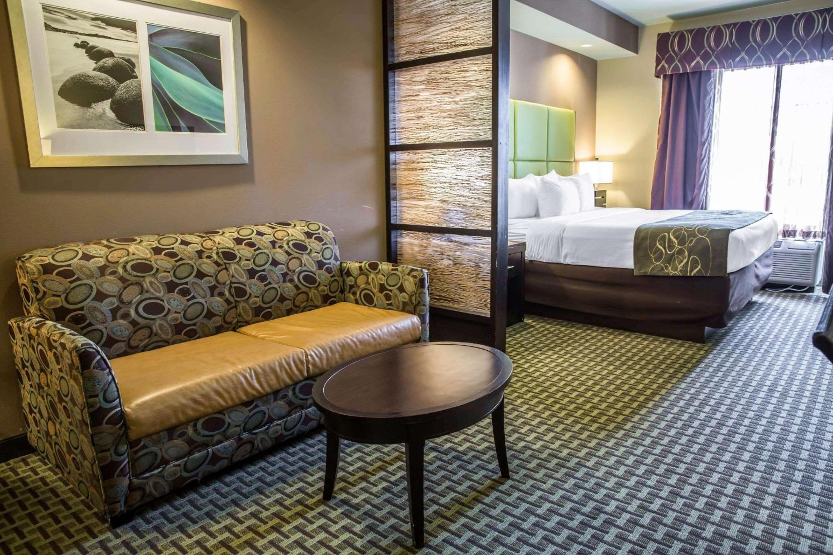 King Suite - Non-Smoking - Photo 3