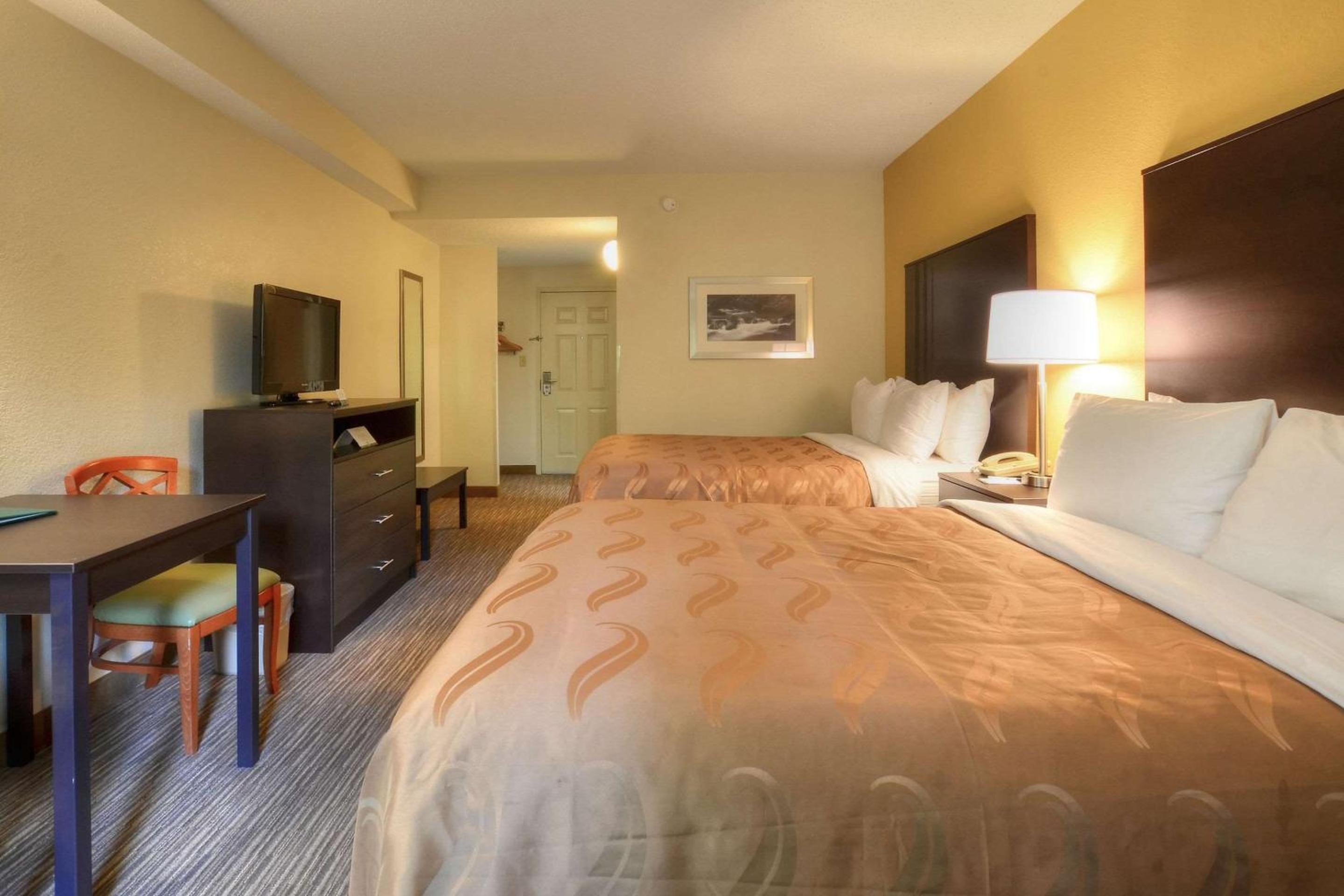Queen Suite with Two Queen Beds and River View - Non-Smoking