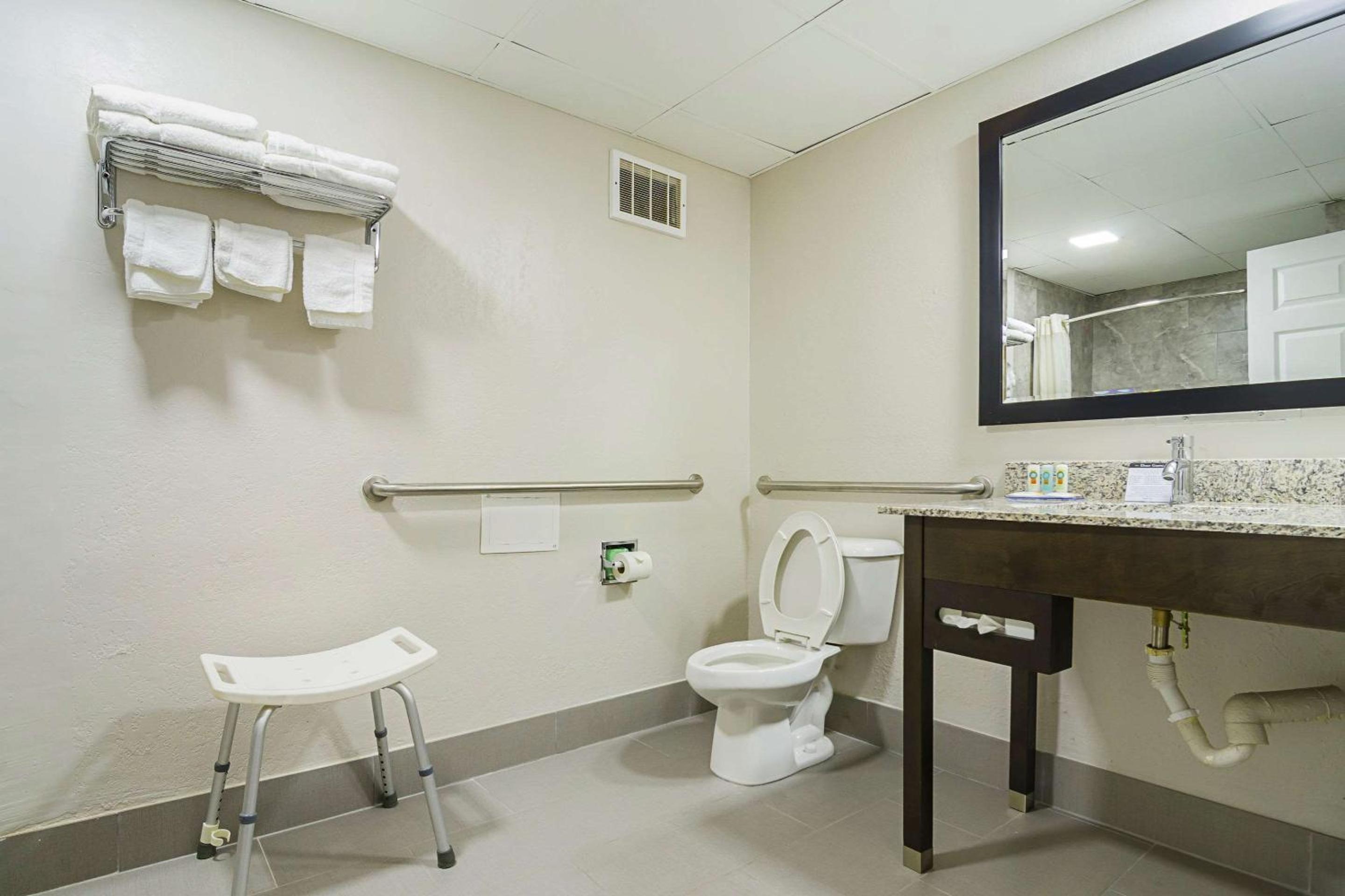 Queen Room with Two Queen Beds - Accessible/Non-Smoking - Photo 2