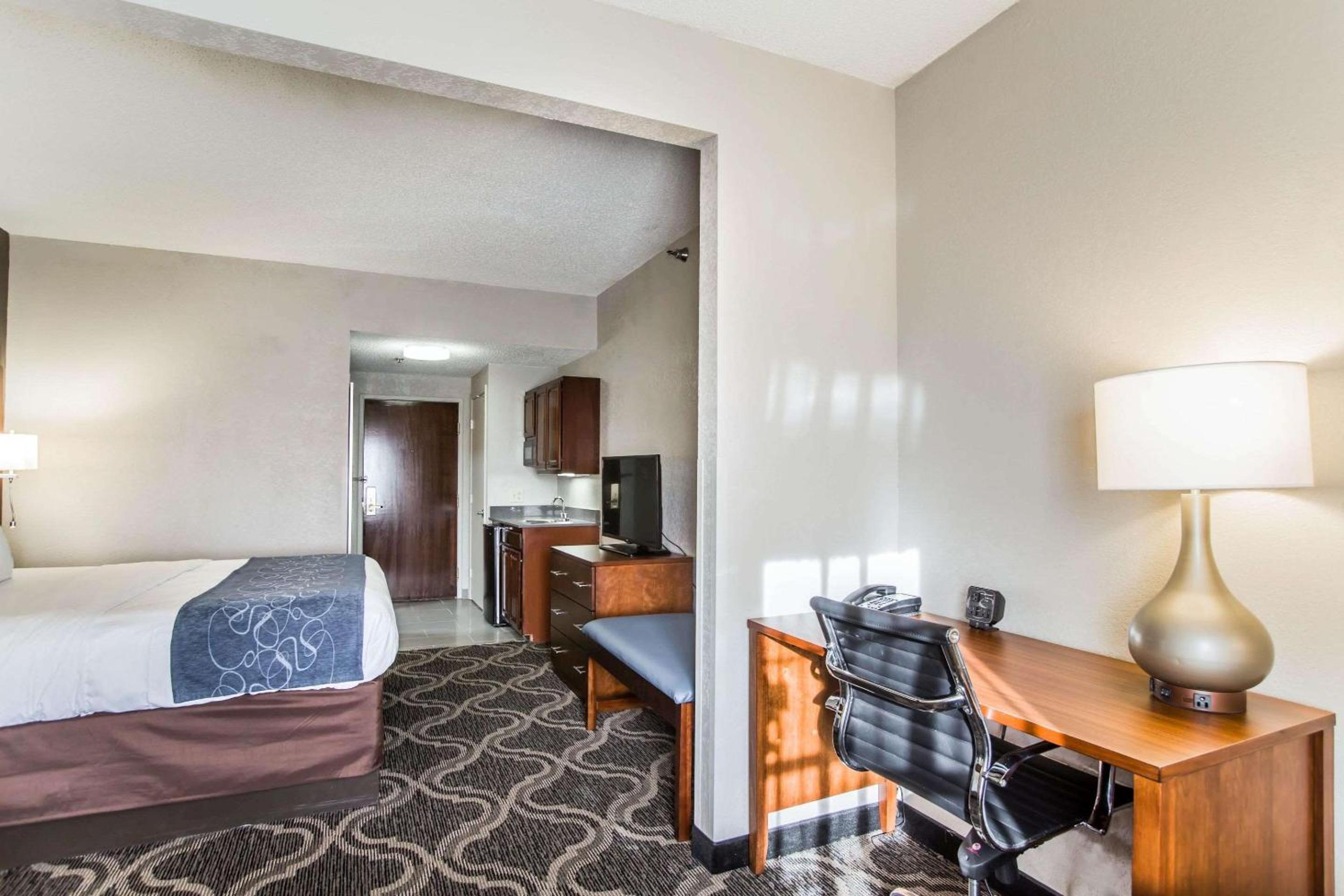 King Suite - Non-Smoking - Photo 2
