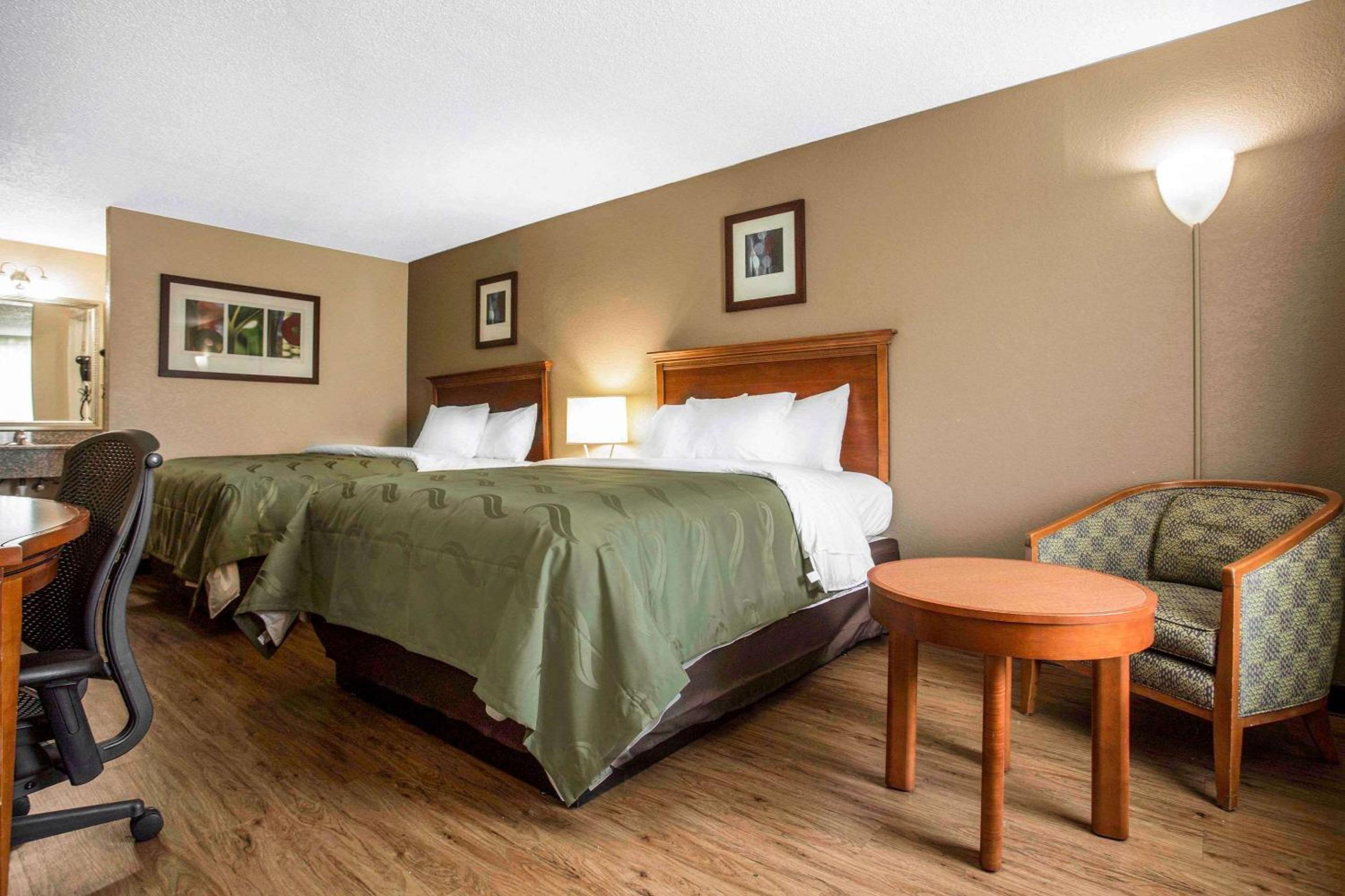 Queen Room with Two Queen Beds - Non-Smoking - Photo 4