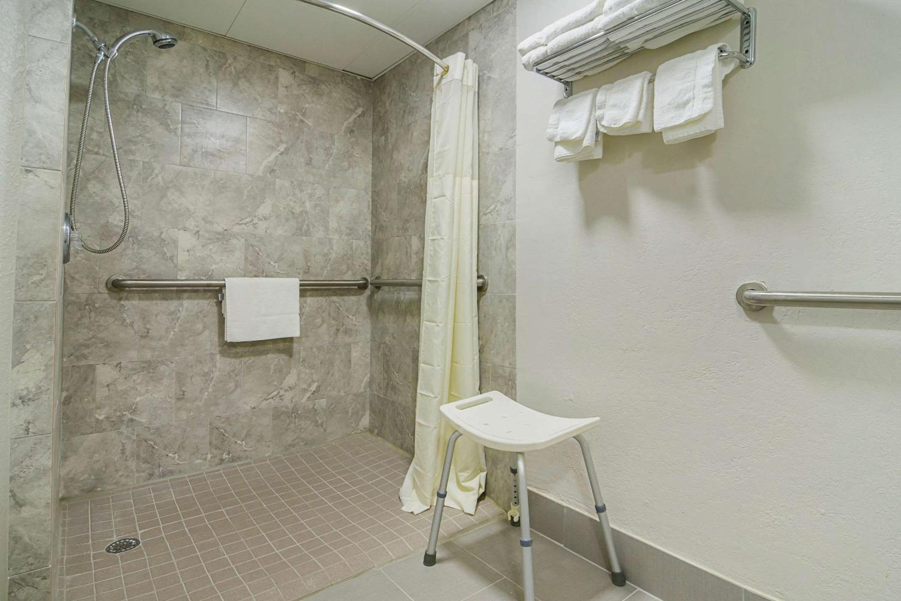 Queen Room with Two Queen Beds - Accessible/Non-Smoking - Photo 3