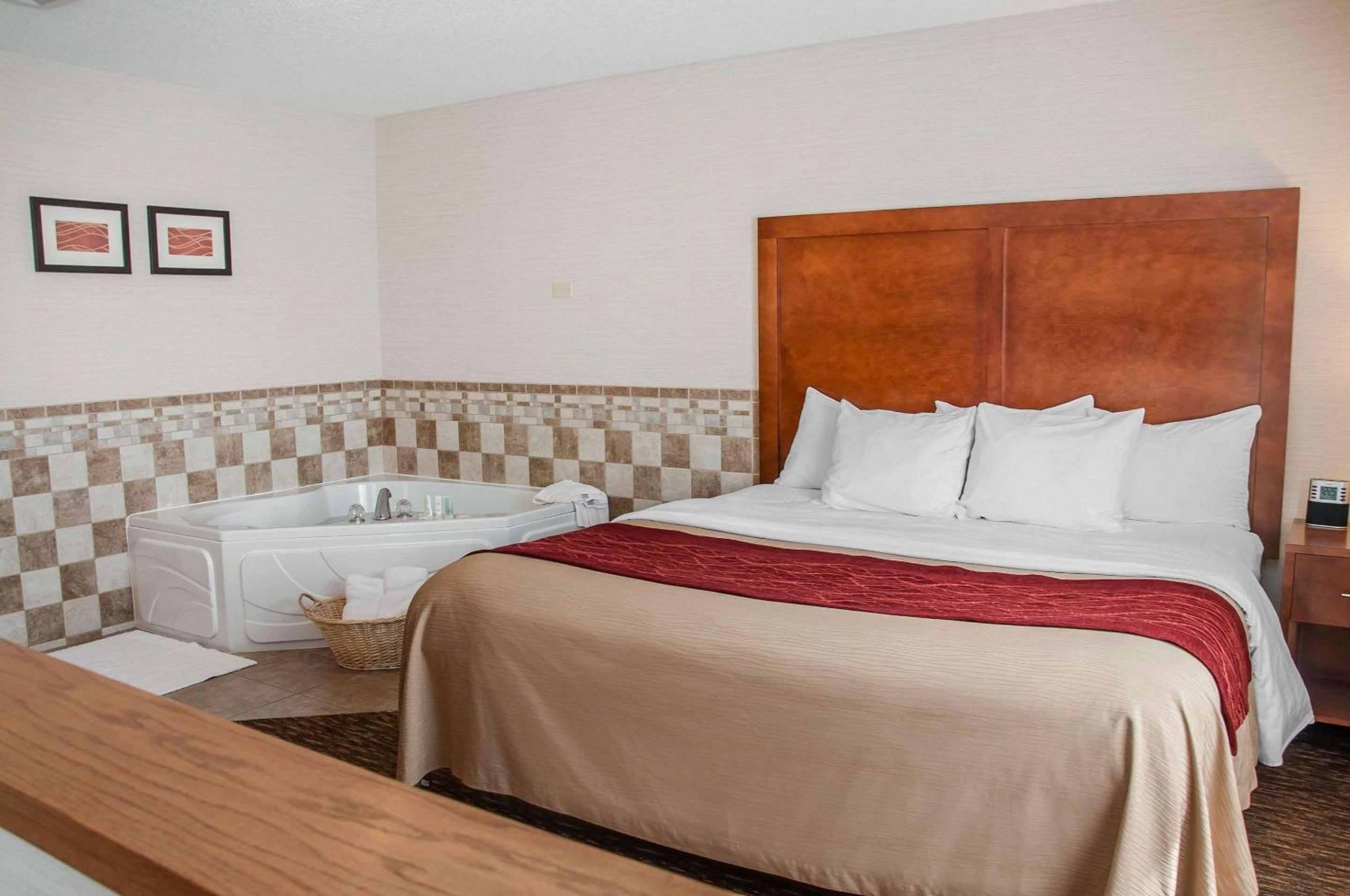 Efficiency King Suite Upgrade - Accessible/Non-Smoking photo 1