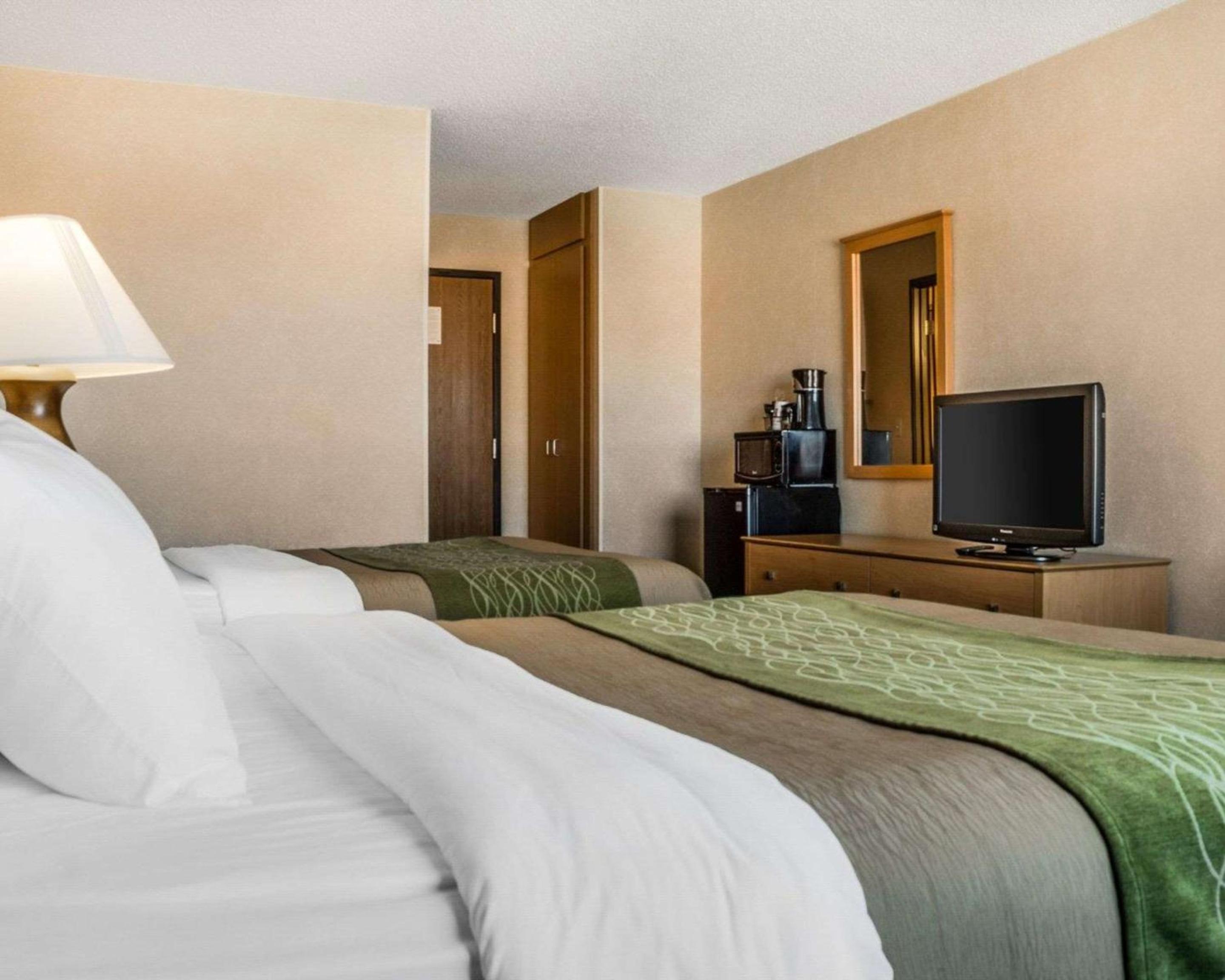 Queen Room with Two Queen Beds - Non-Smoking - Photo 1