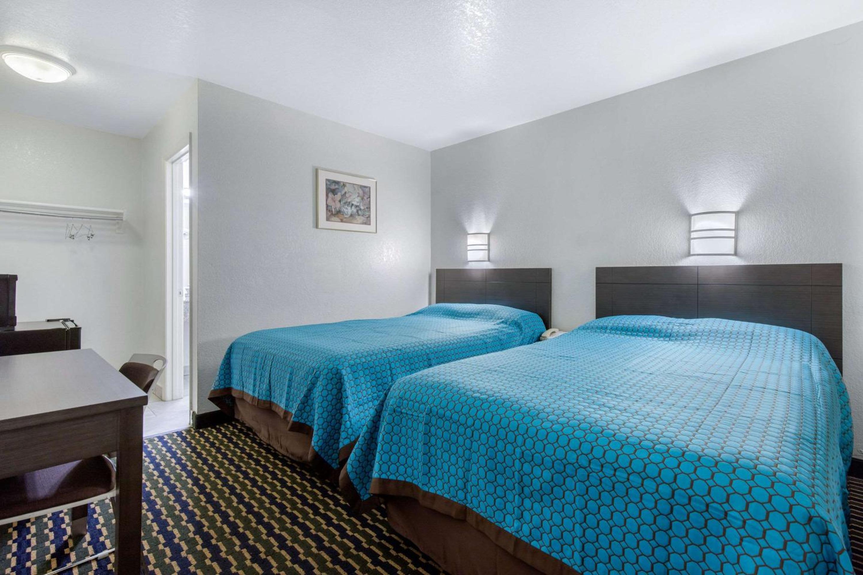 Double Room with Two Double Beds - Non-Smoking photo 3