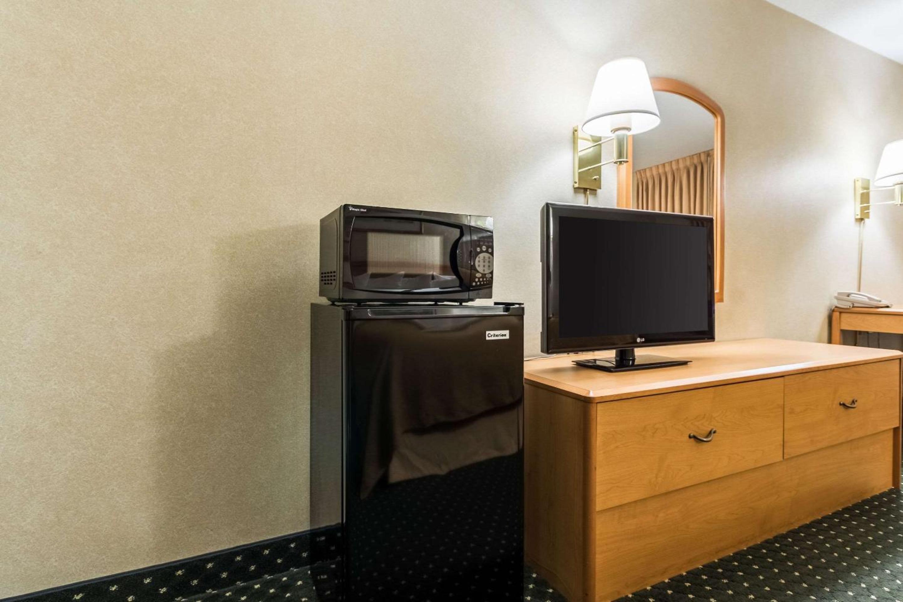 Queen Room - Accessible/Nonsmoking photo 1
