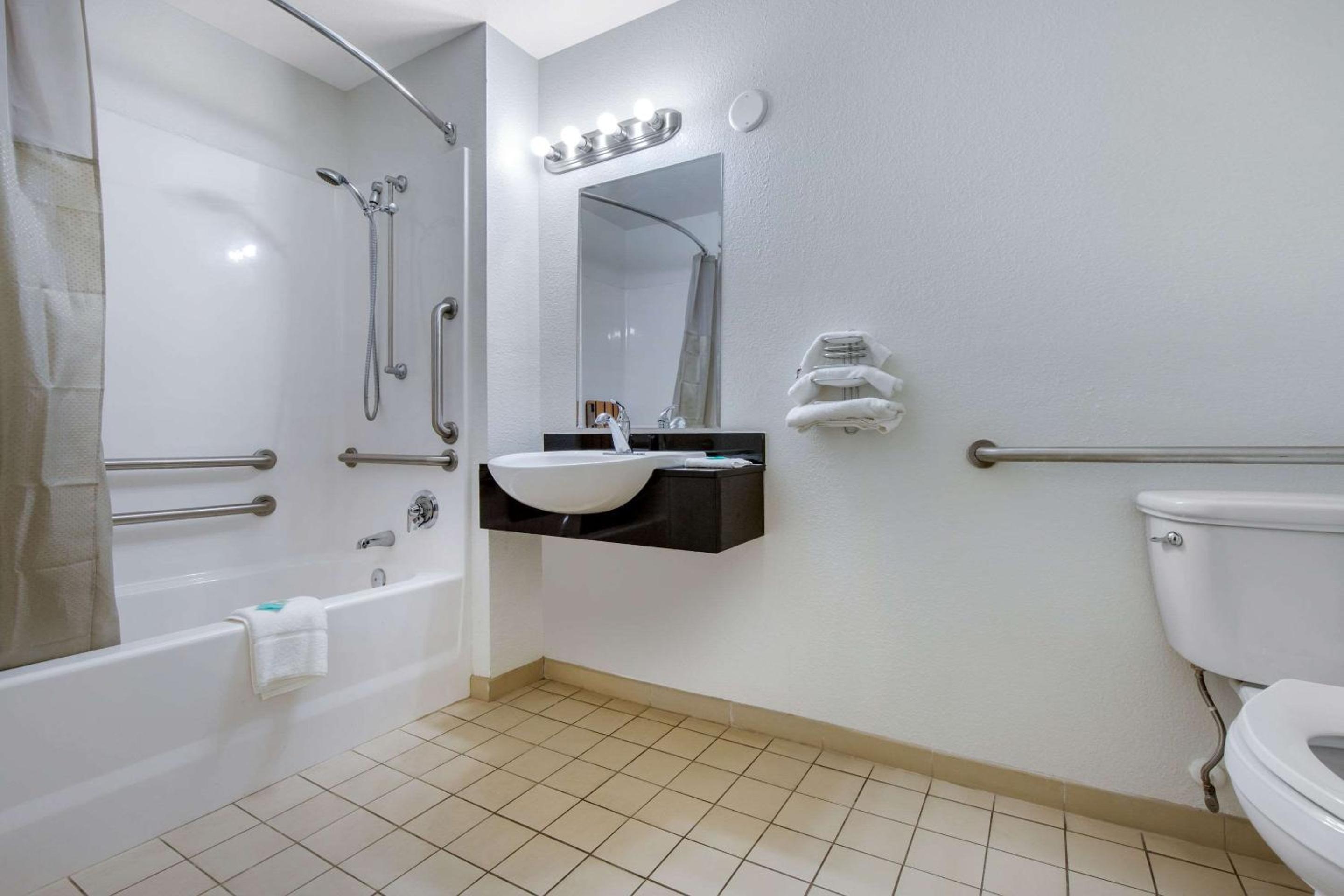 Queen Room - Disability Access/Non-Smoking photo 3