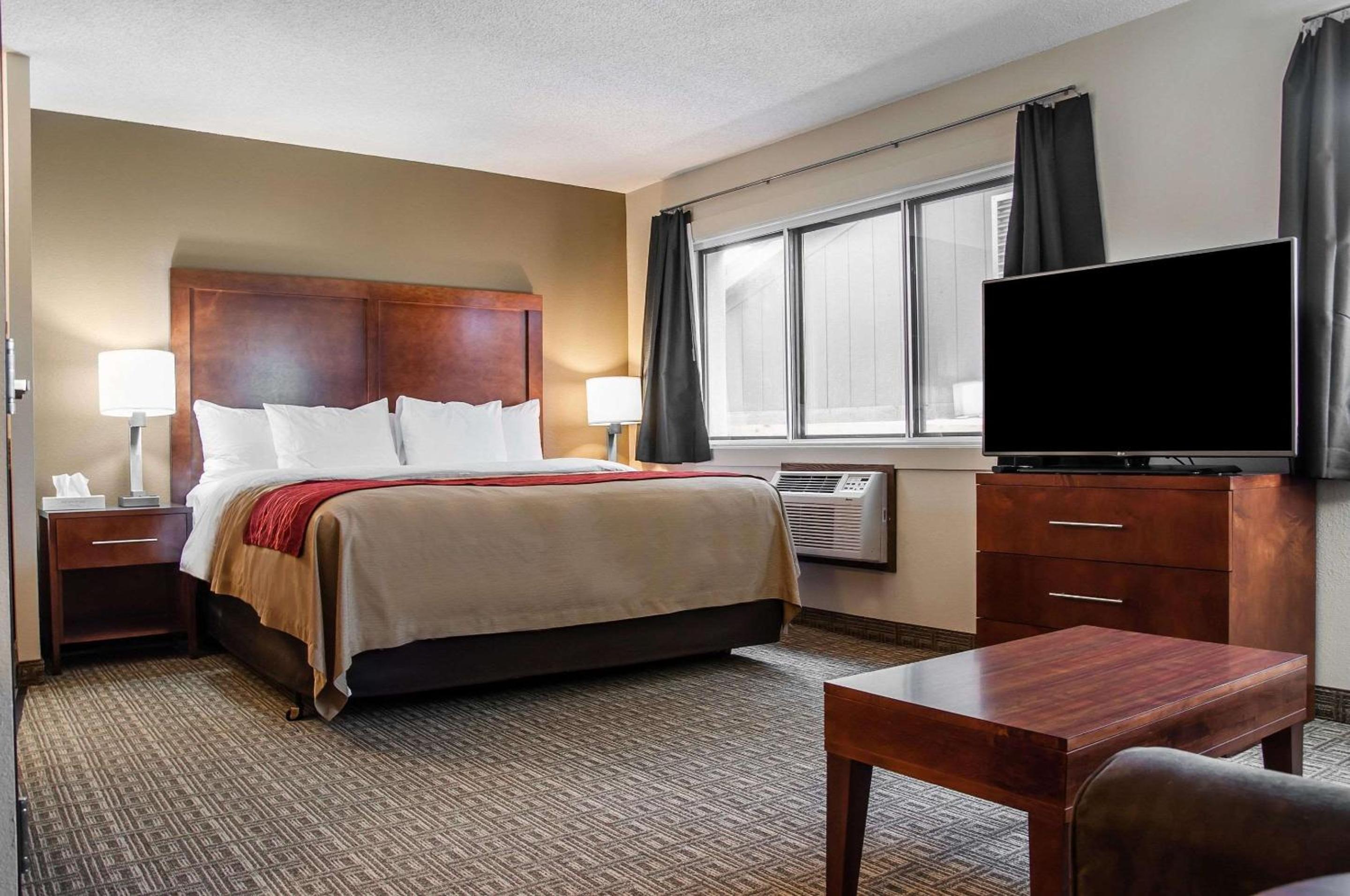 Efficiency King Suite Upgrade - Accessible/Non-Smoking photo 2