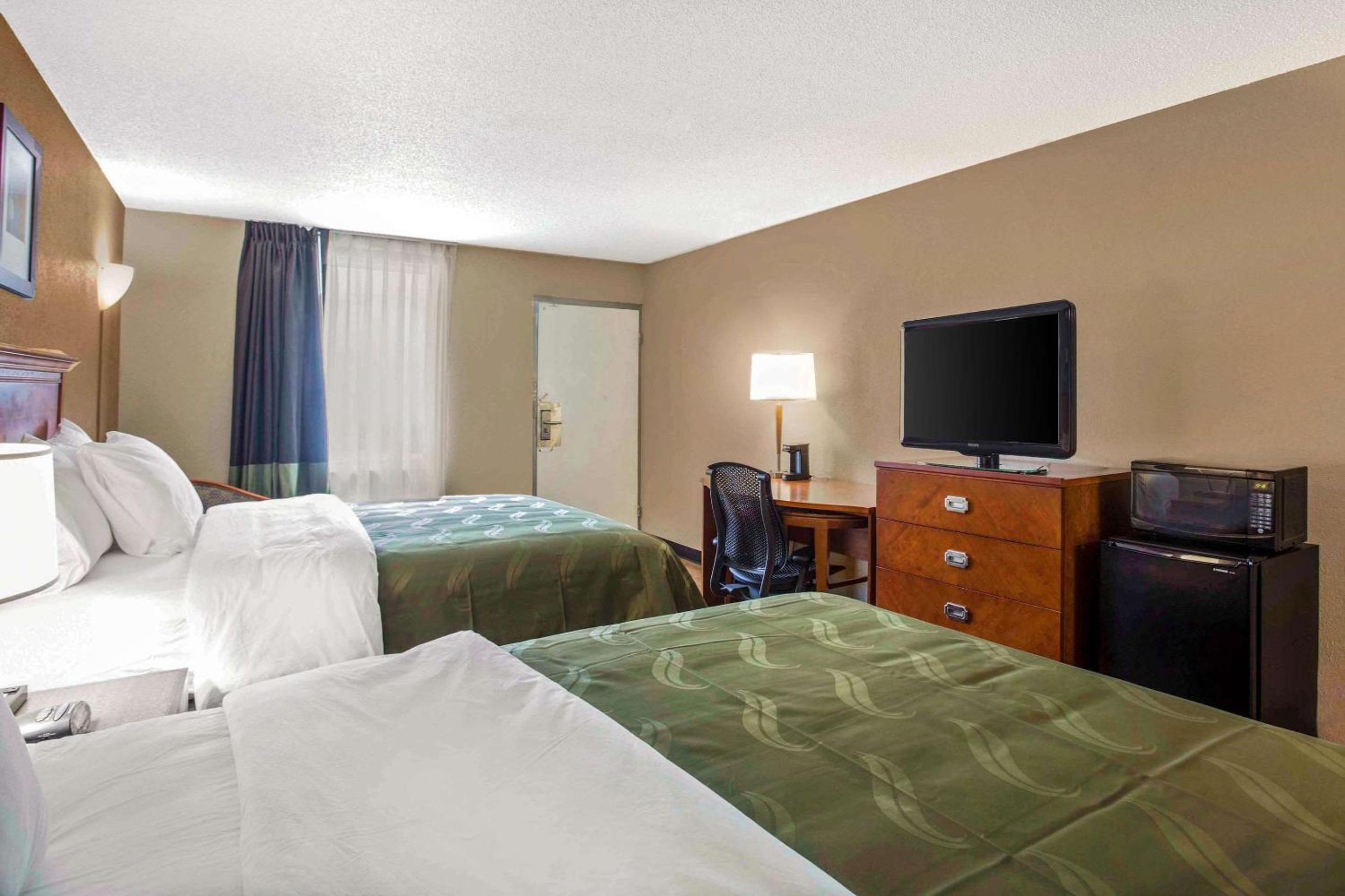 Queen Room with Two Queen Beds - Non-Smoking - Photo 3