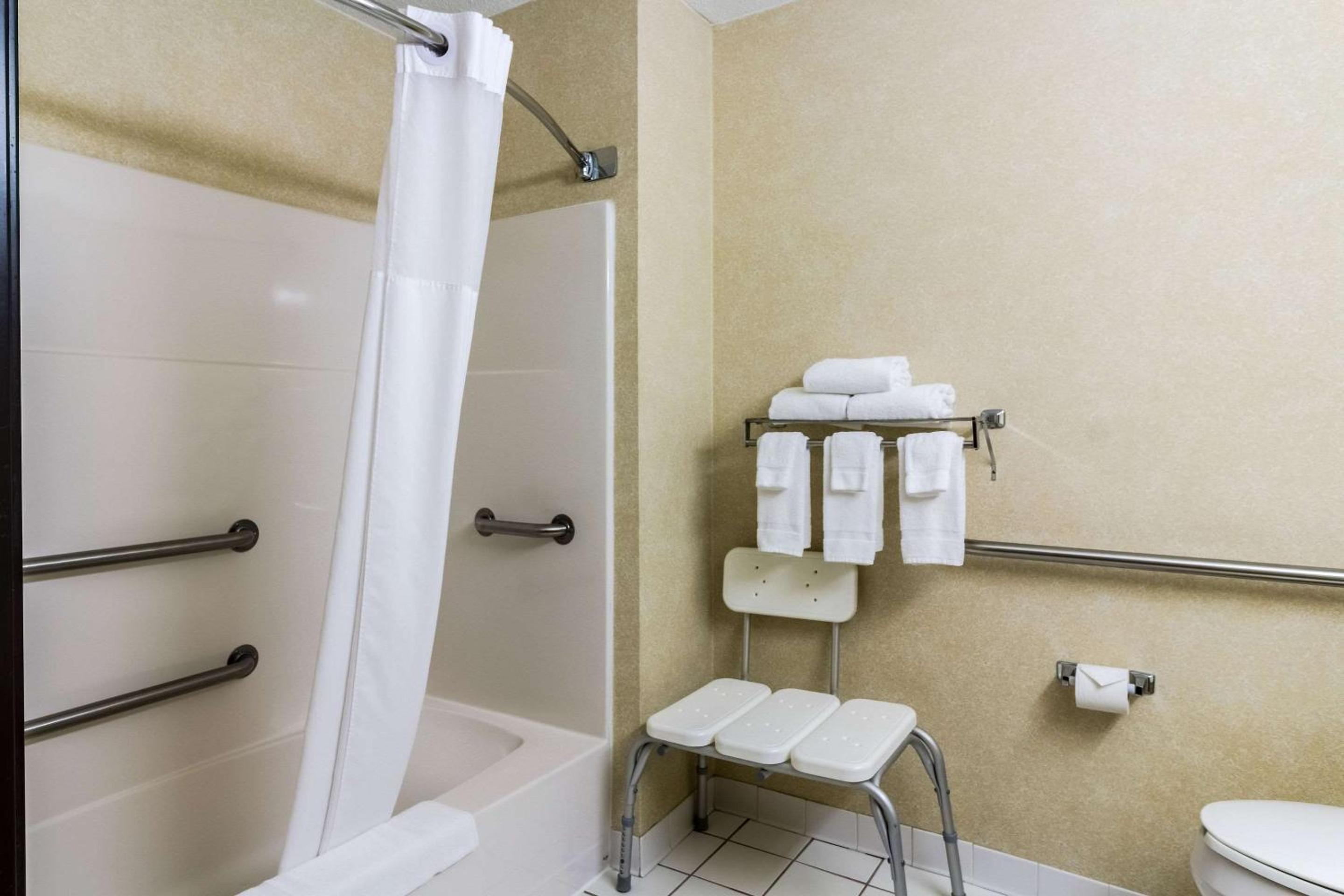 Queen Room - Accessible/Nonsmoking photo 3