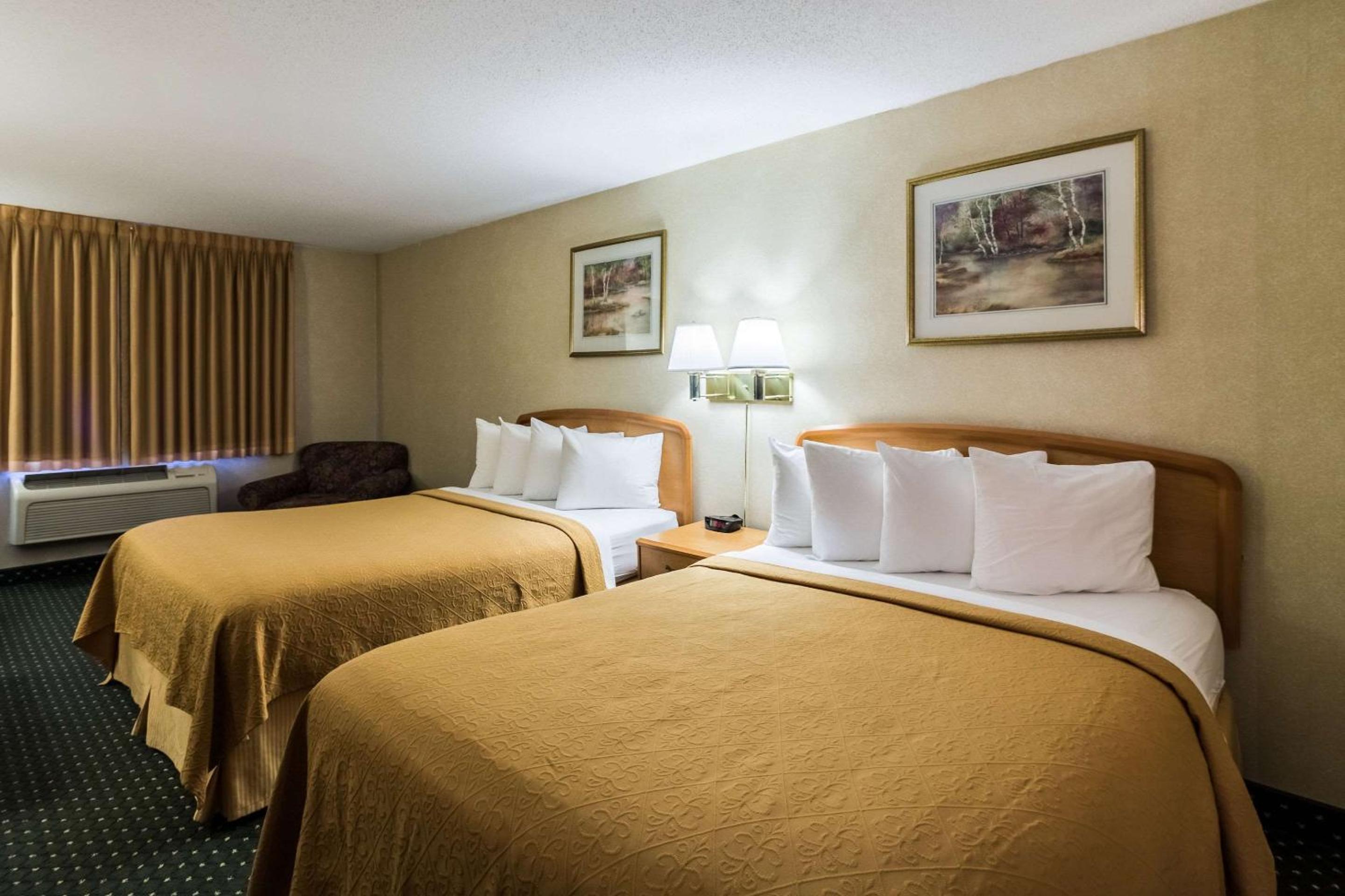 Upgraded Business Room with Two Queen Beds - Non-Smoking photo 2